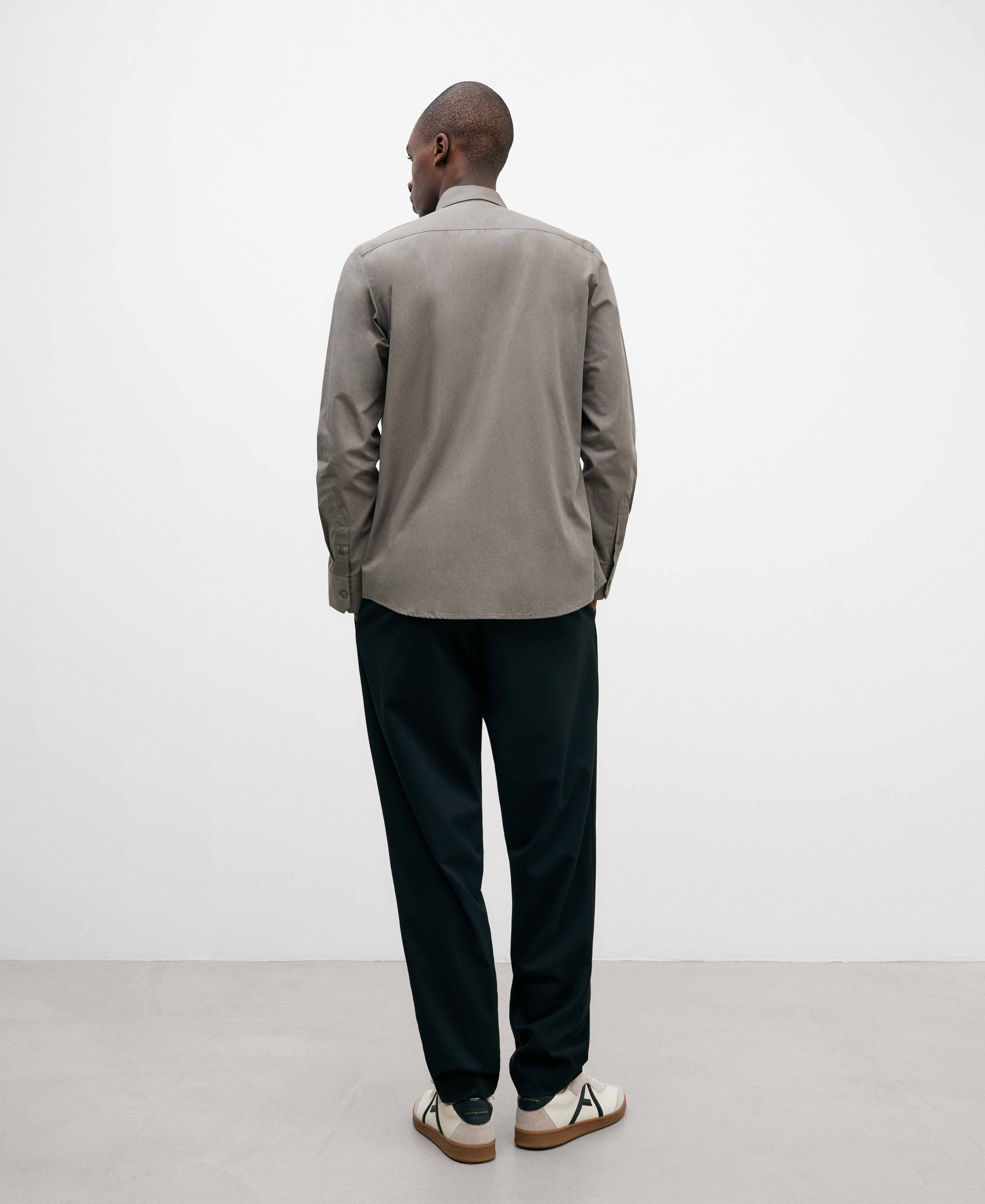 Camisa botonadura semi oculta hombre image number 2