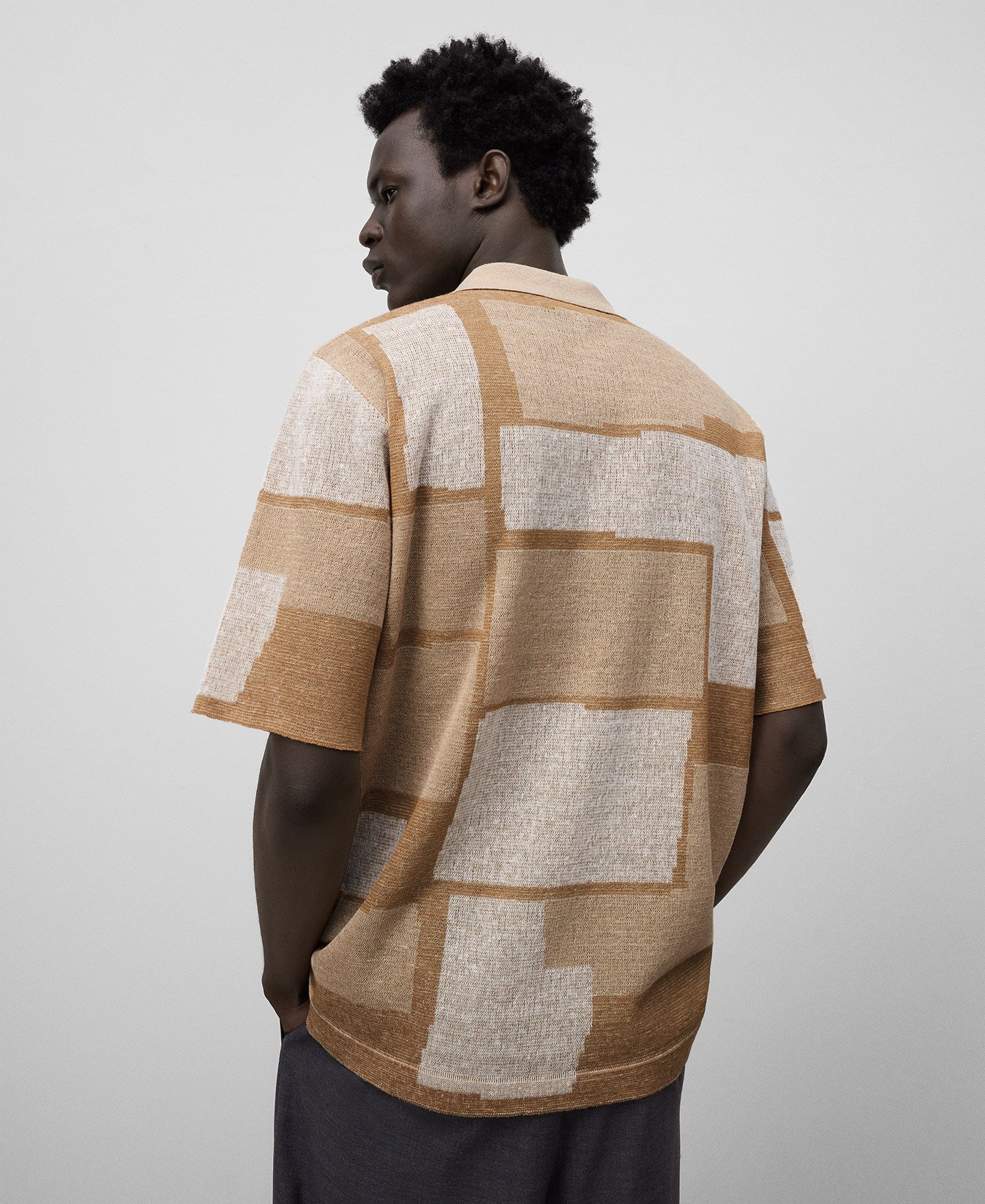 Polo estampado con botones hombre image number 2