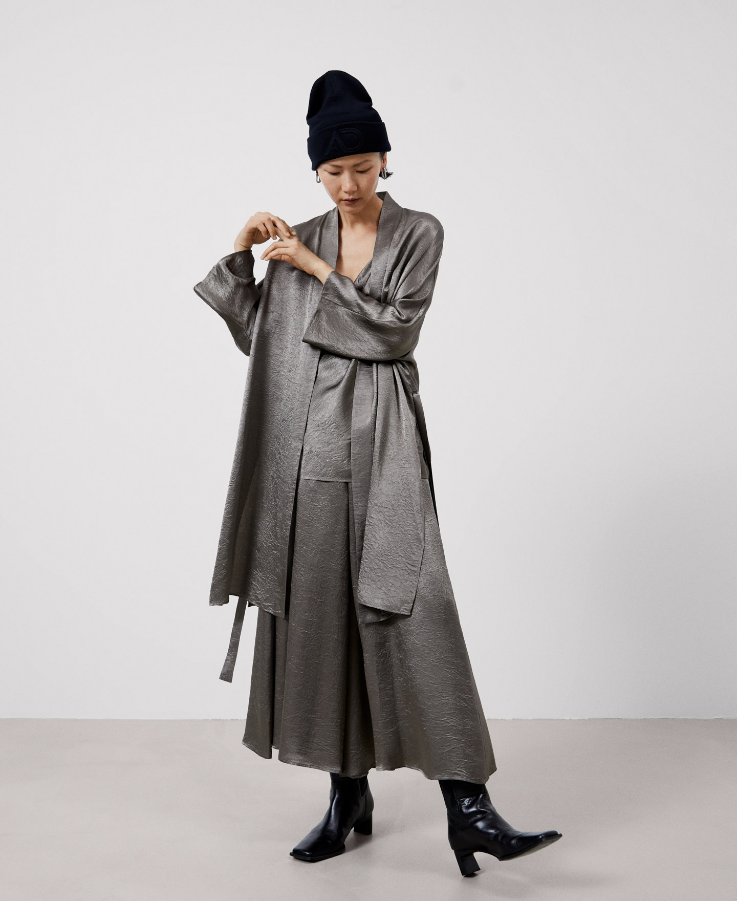 Loose pleated trousers image number 1
