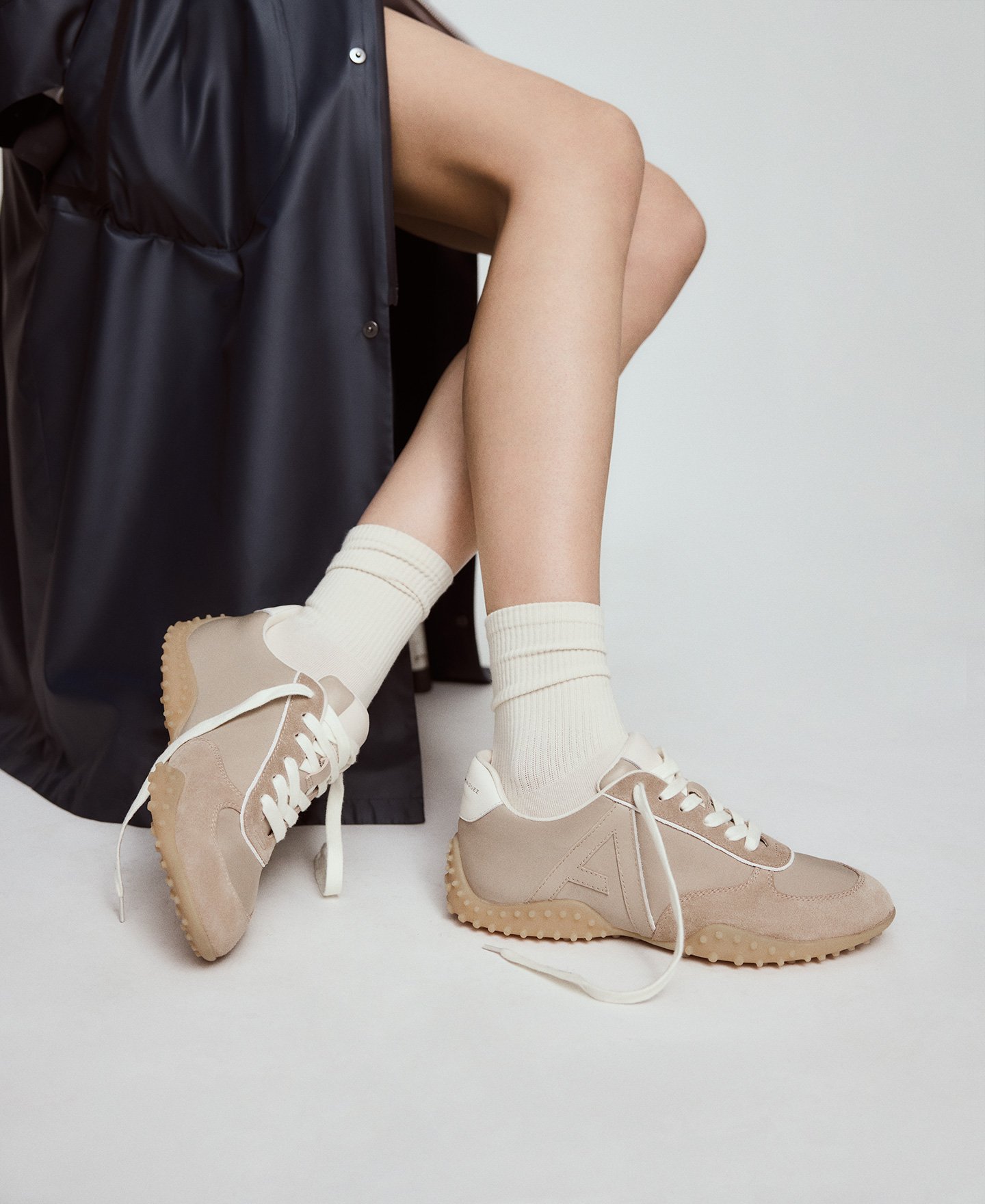 Sportschuh mit strukturierter Sohle image number 4