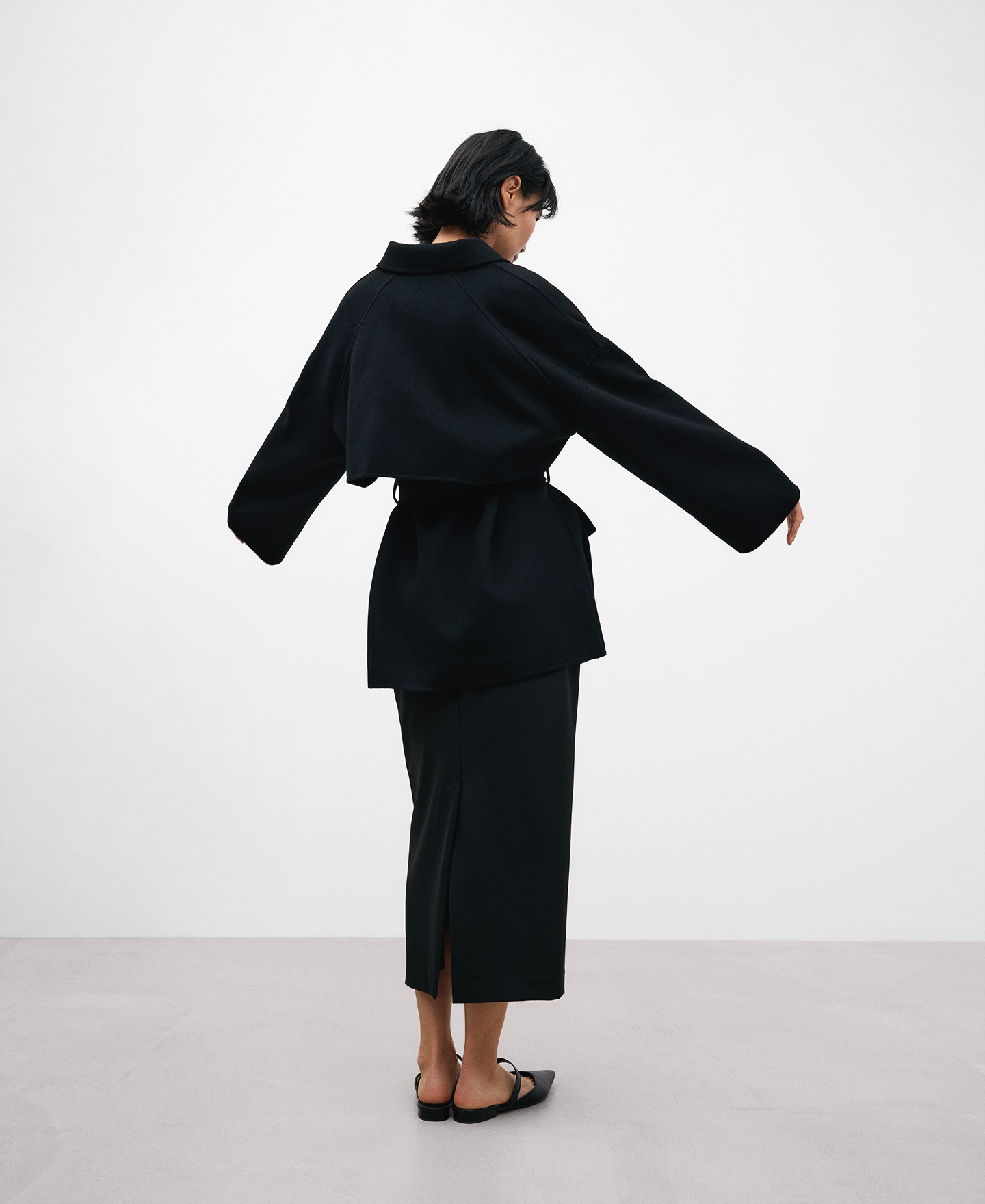 Chaquetón negro en lana merino mujer image number 2