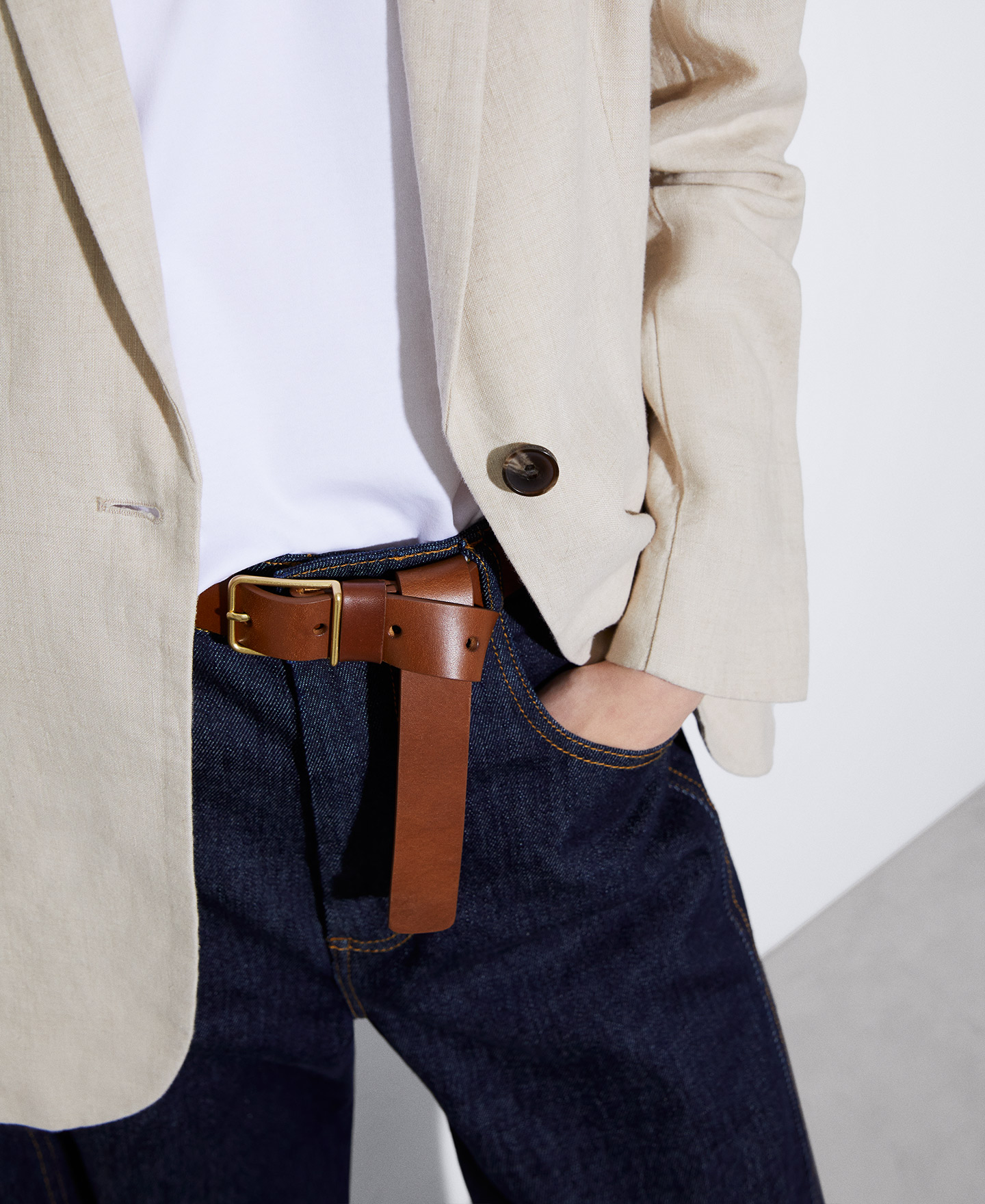 Metal buckle belt in leather image number 3