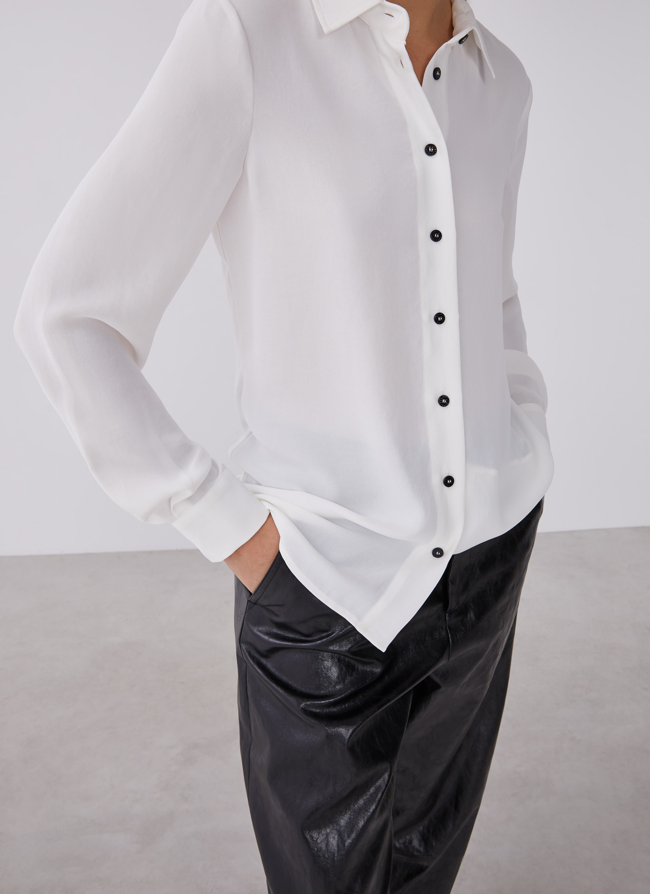Shirt with contrasting buttons image number 3