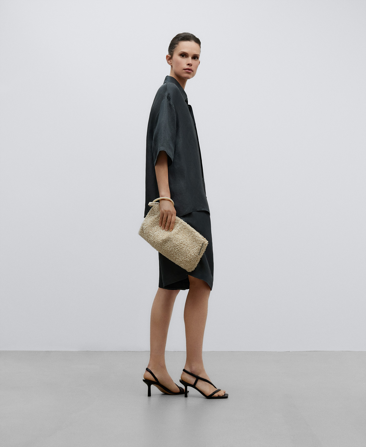 Bolso trenzado con textura mujer image number 4
