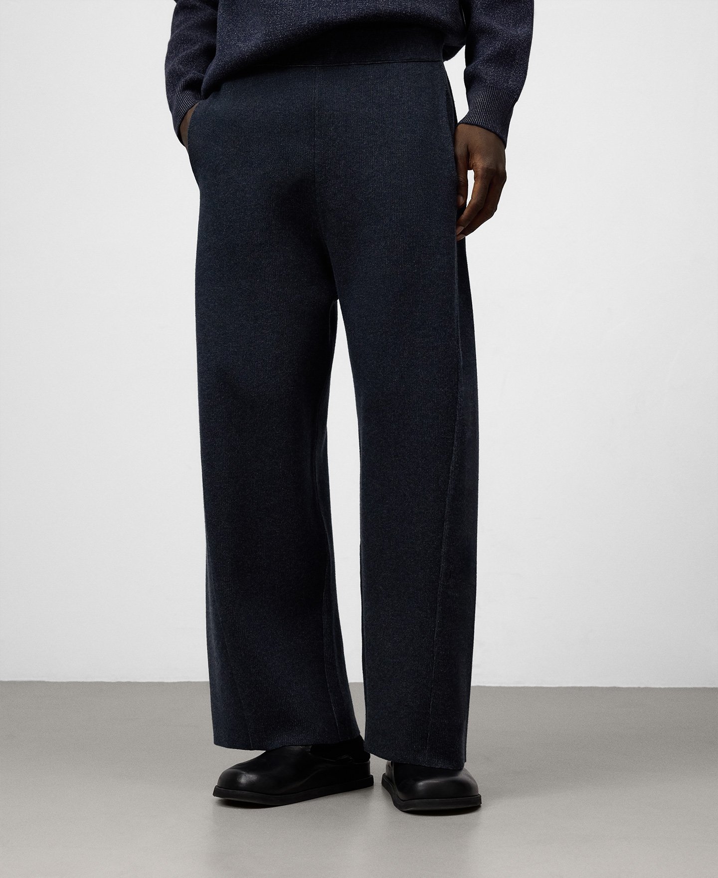 Barrel fit trousers man image number 0