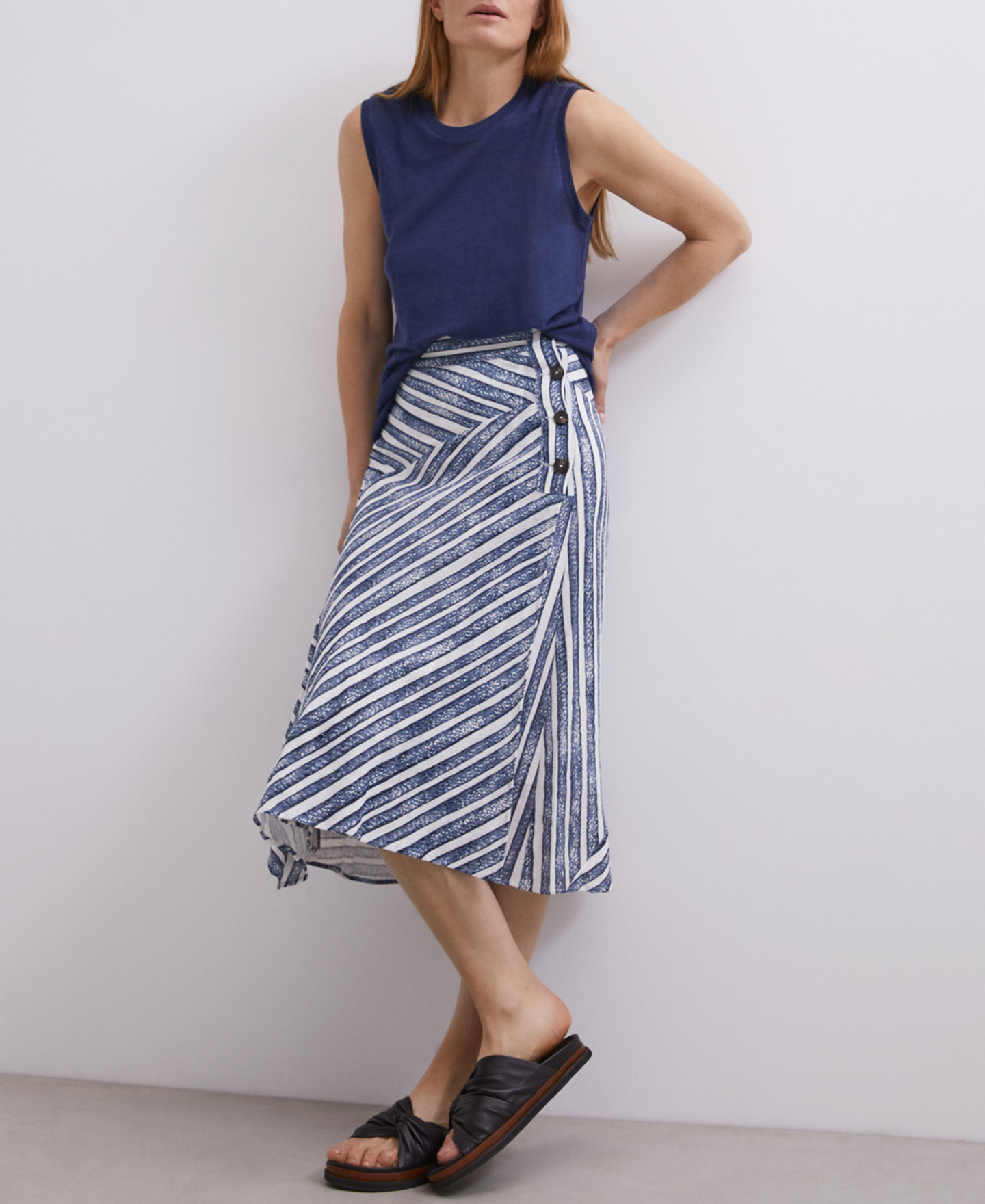 Sleeveless linen t-shirt image number 2