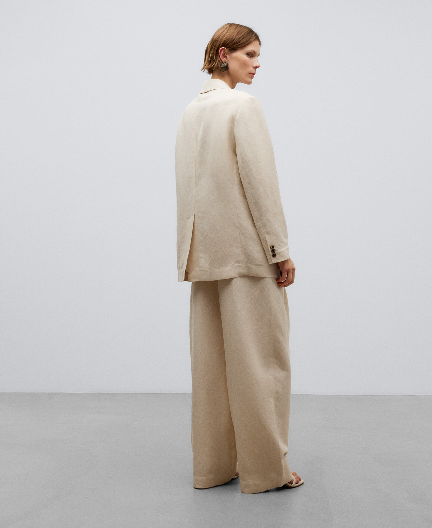 Beige European linen blazer woman image number 2