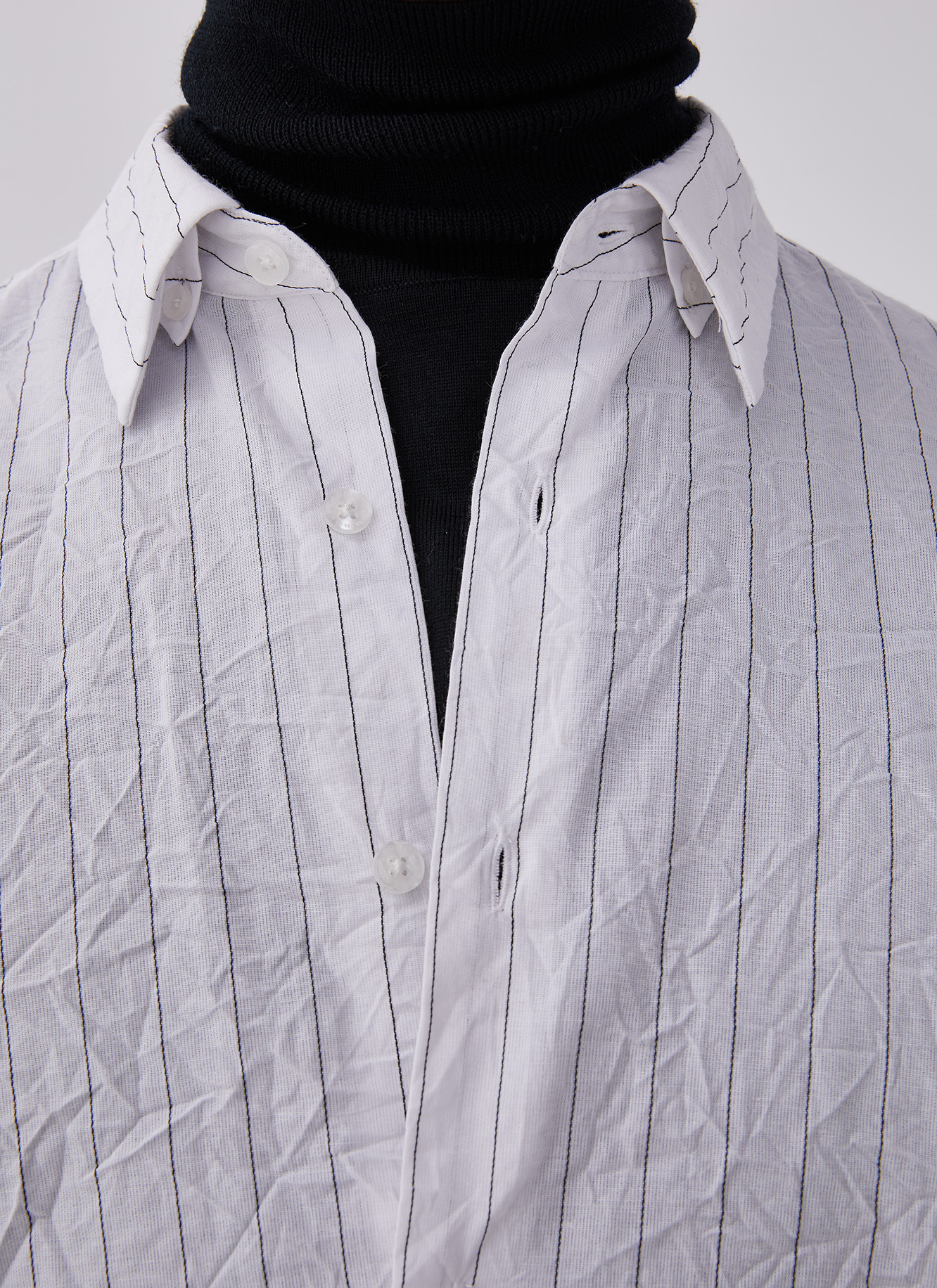 Contrasting striped shirt image number 5