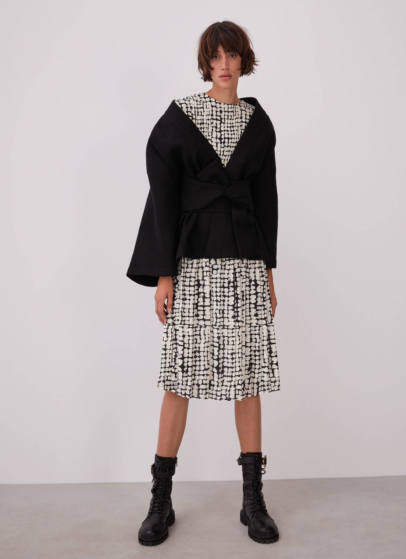 Crinkle dress with signature print image number 5