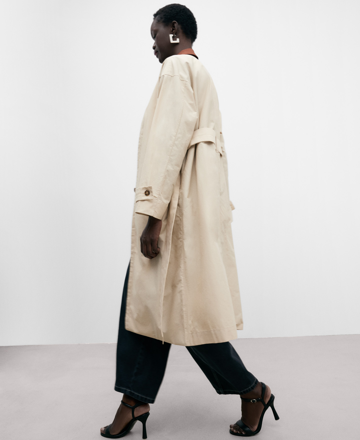 Gabardina larga doble tejido mujer image number 5