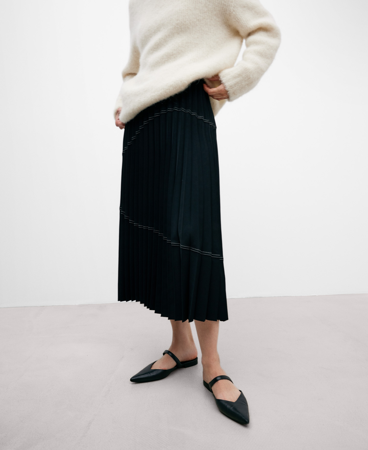 Black pleated skirt woman image number 0