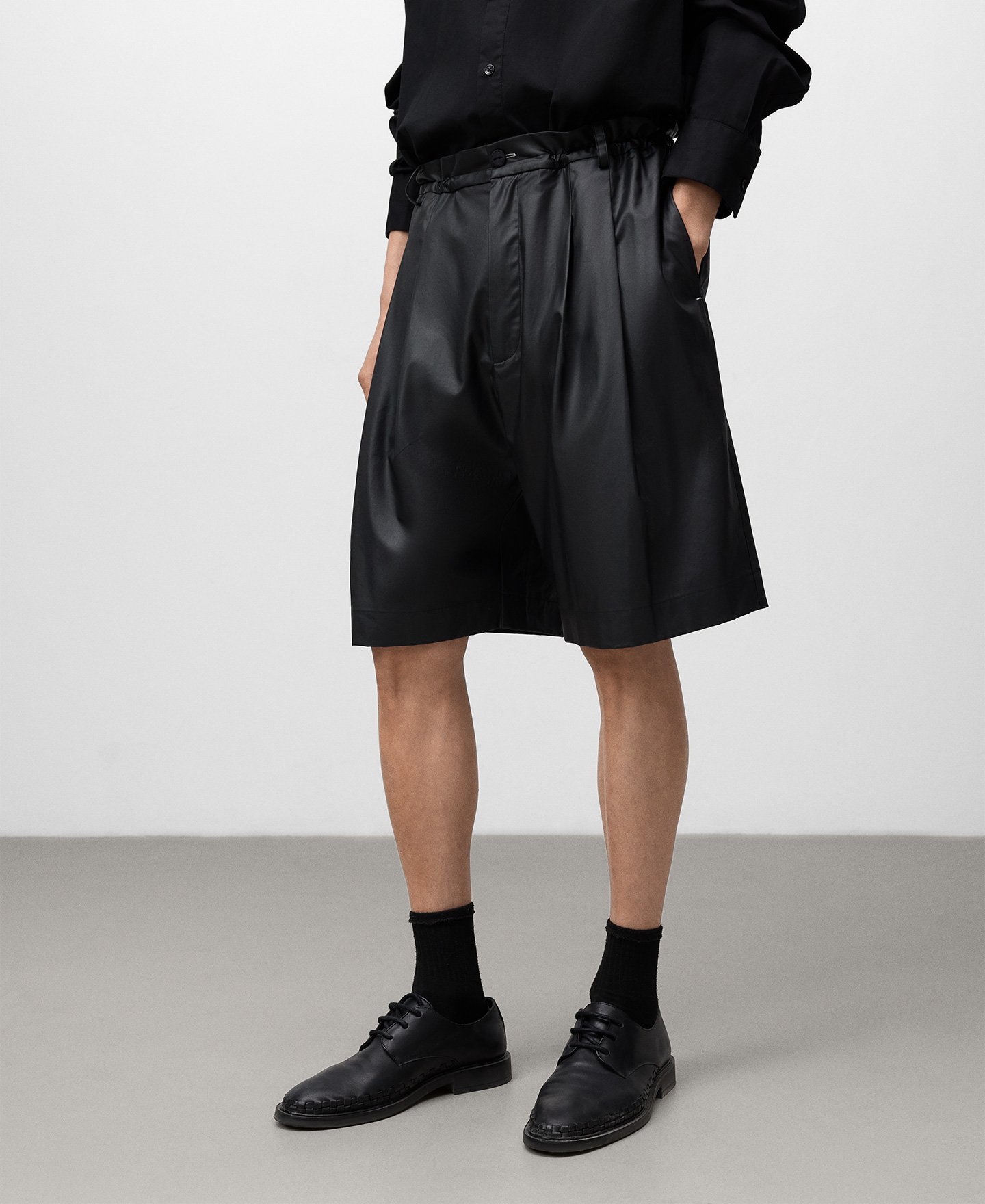 Bermuda negra relaxed fit hombre image number 0