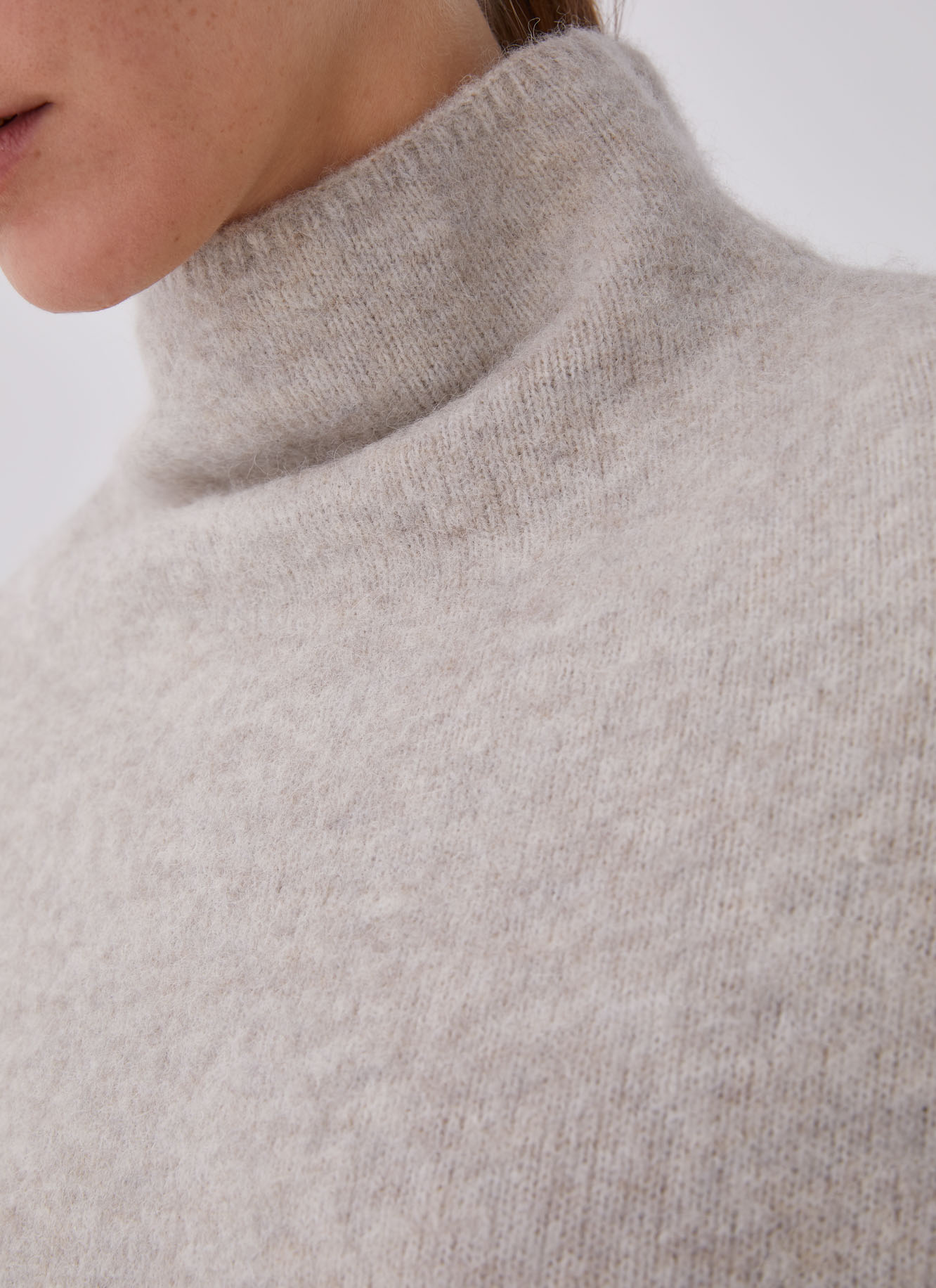 Alpaca knitted capelin image number 3