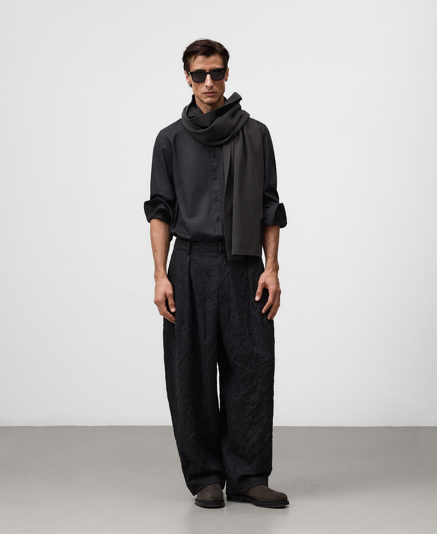 Cotton plain knit scarf man image number 3