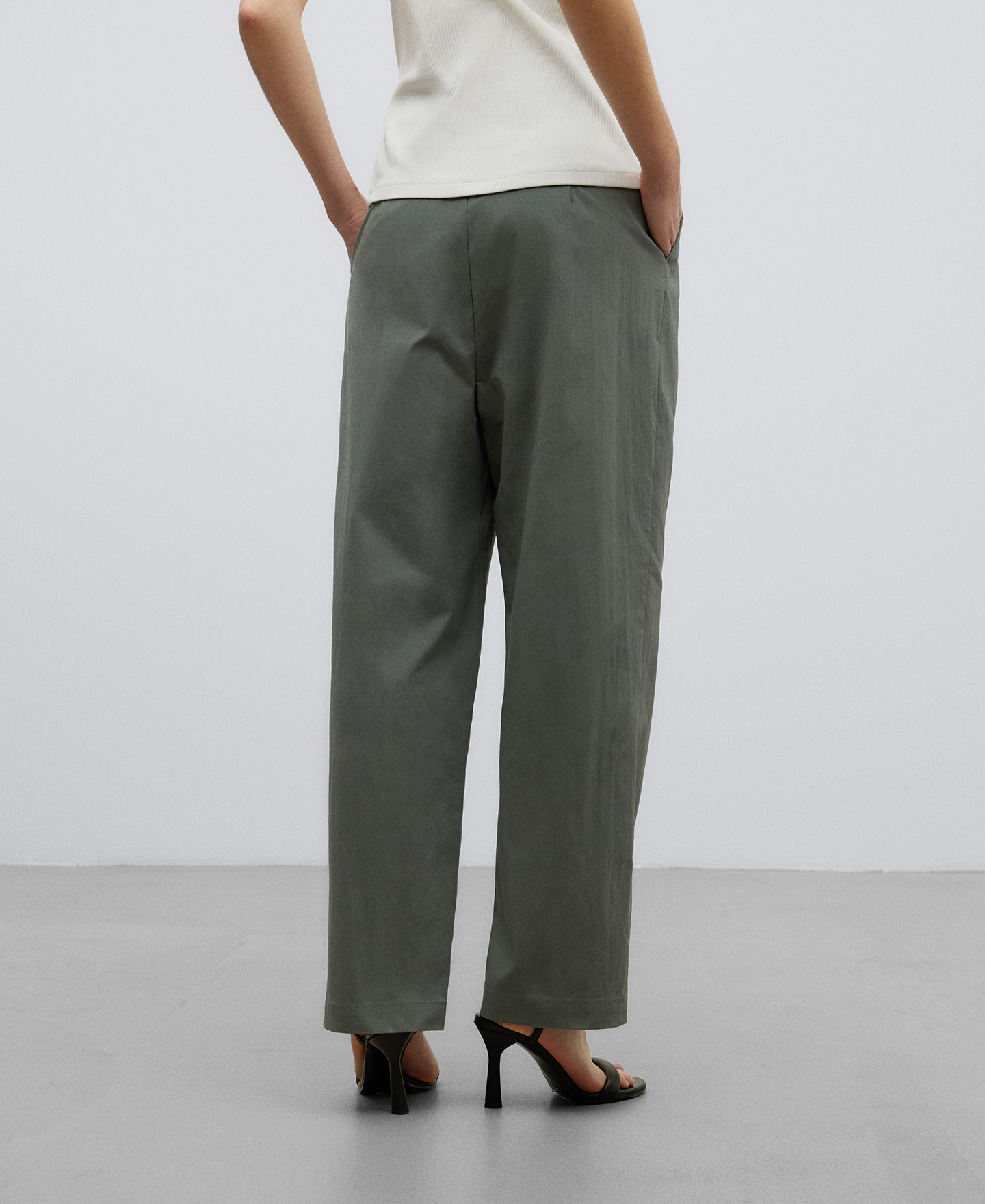 Green trousers woman image number 2