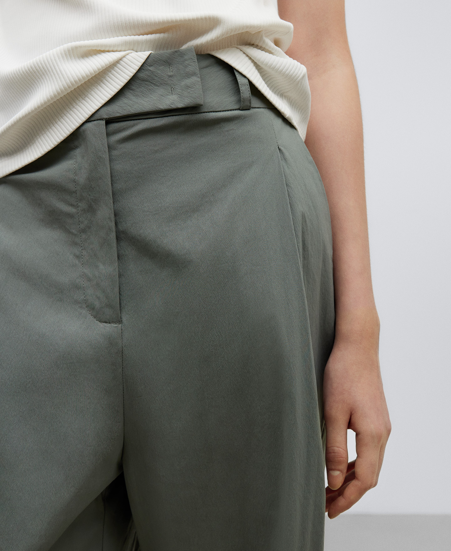 Green trousers woman image number 3