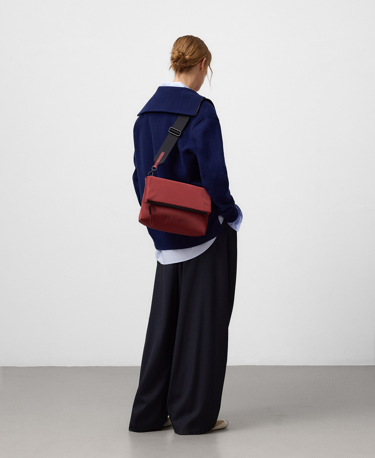 Bandolera mediana solapa nailon mujer image number 4