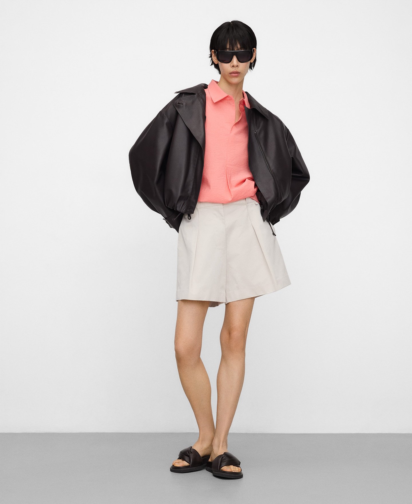 Hight-waist pleated bermuda shorts image number 1