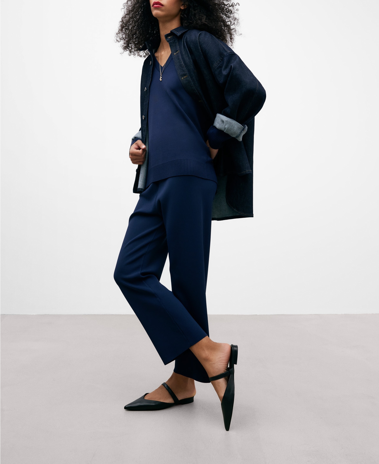 Navy blue knitted trousers image number 2