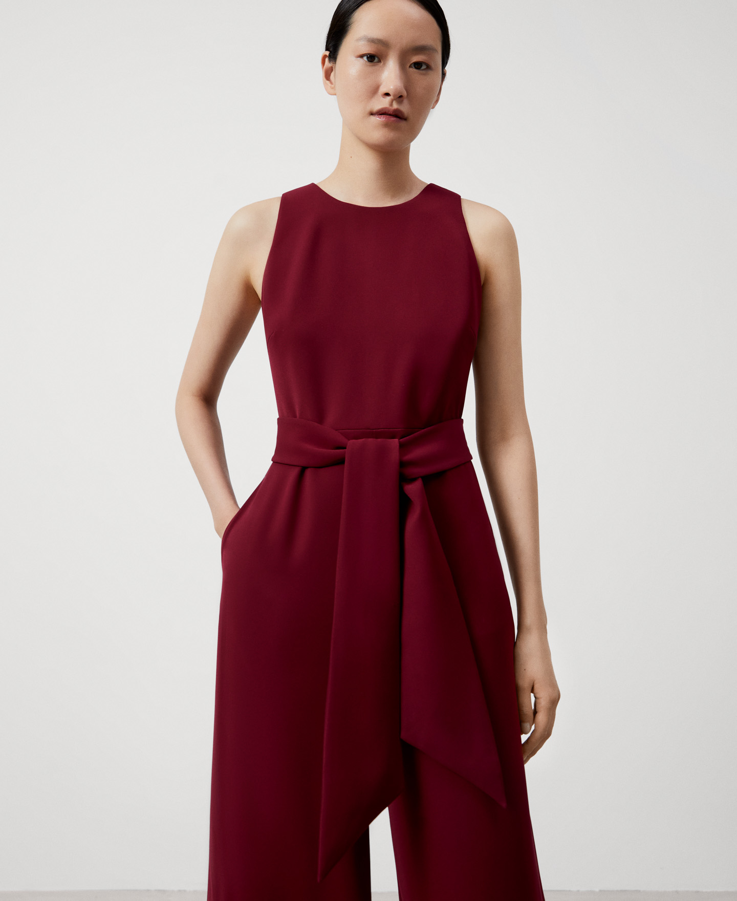 Mono con escote halter image number 0