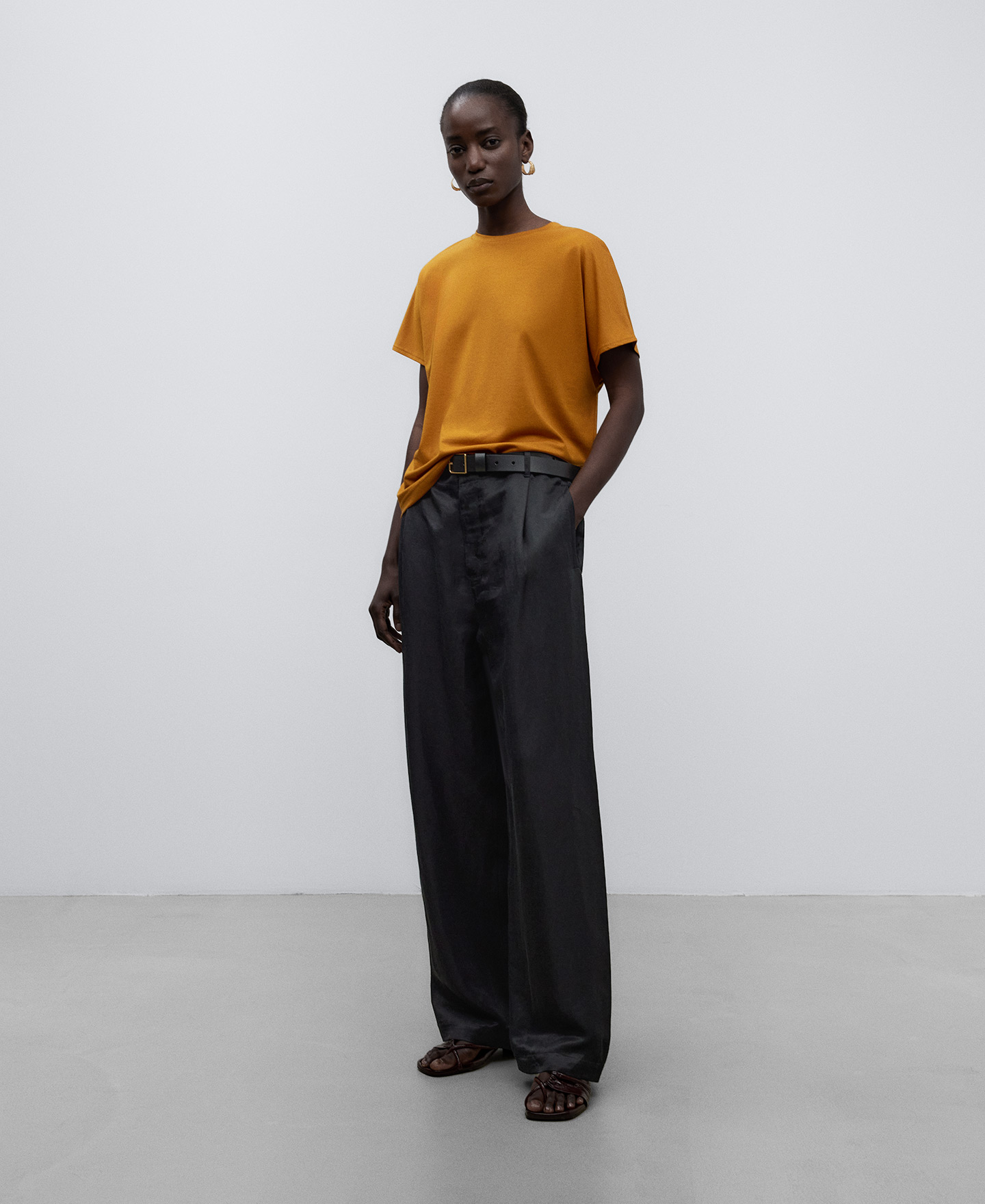 Rounded shoulder T-shirt woman image number 1
