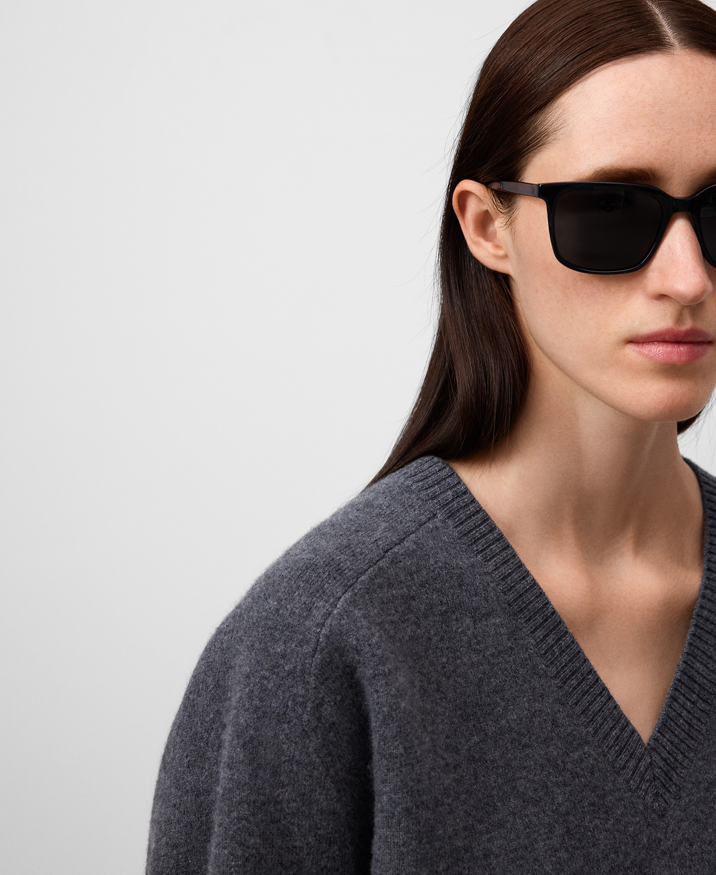 Wool V-neck sweater woman image number 5