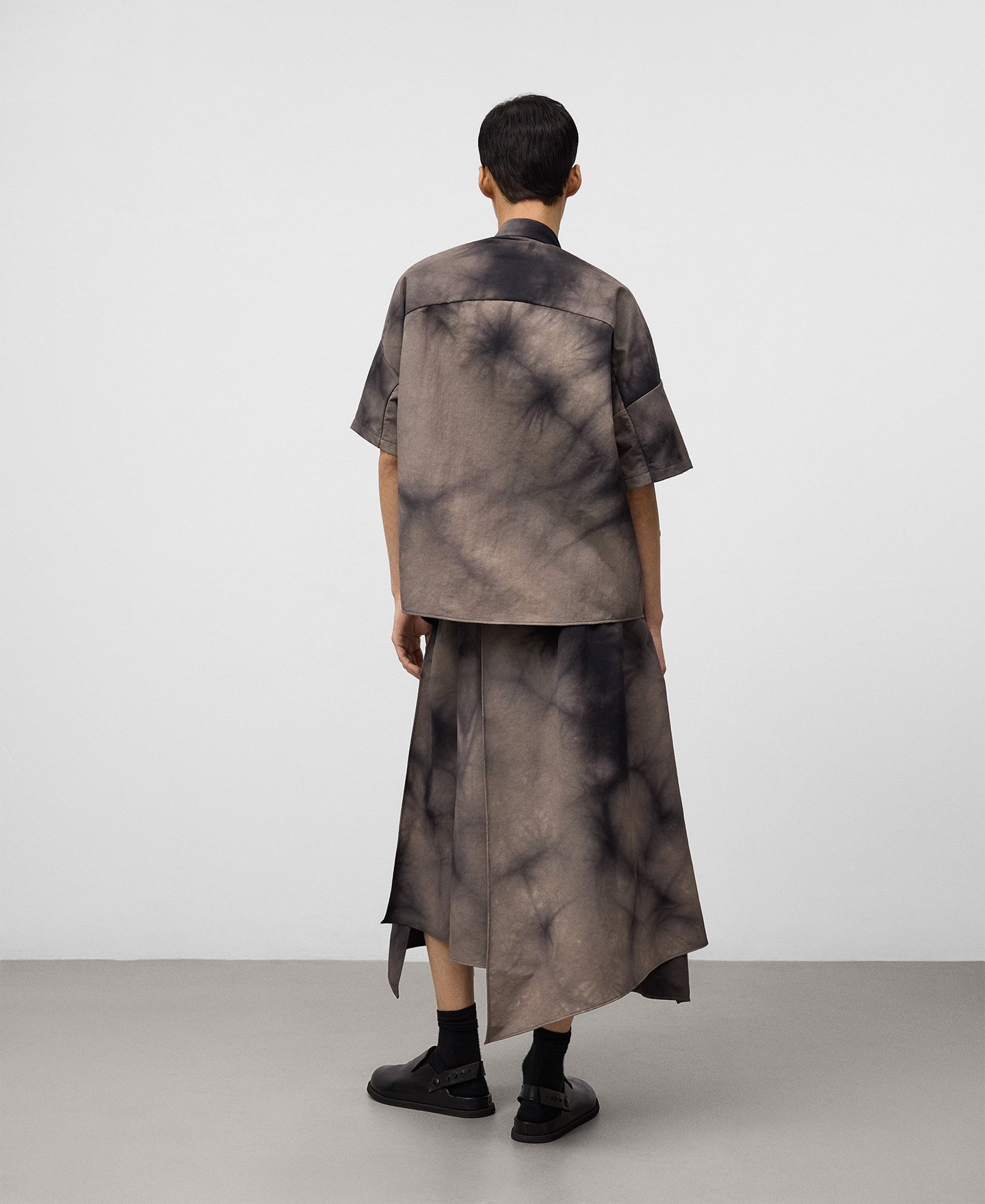 Camisa tie dye con chal hombre image number 2