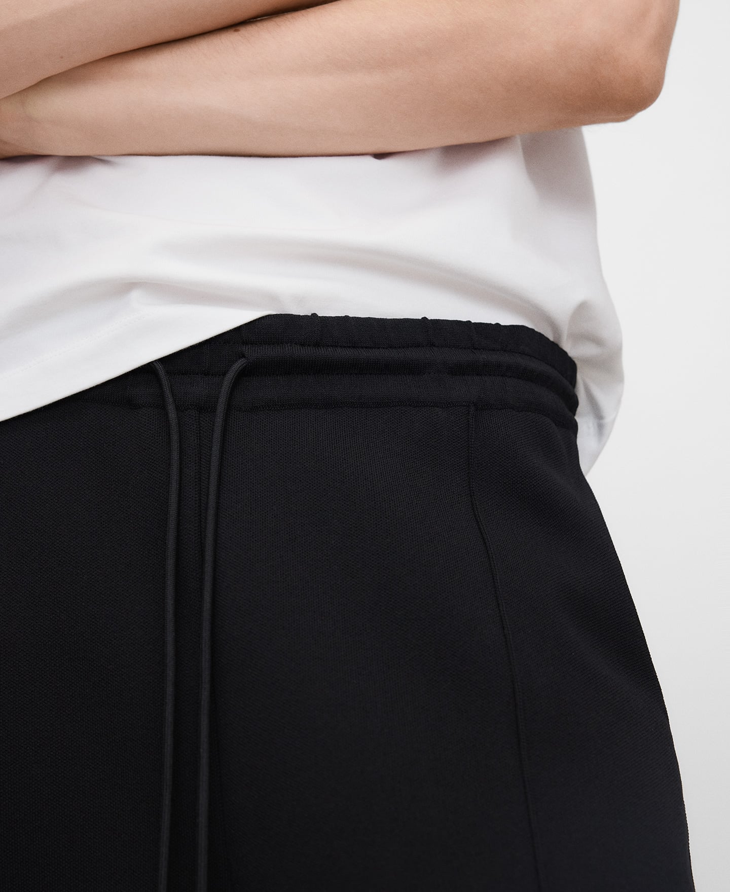 Pantal&oacute;n jogger crep&eacute; image number 3