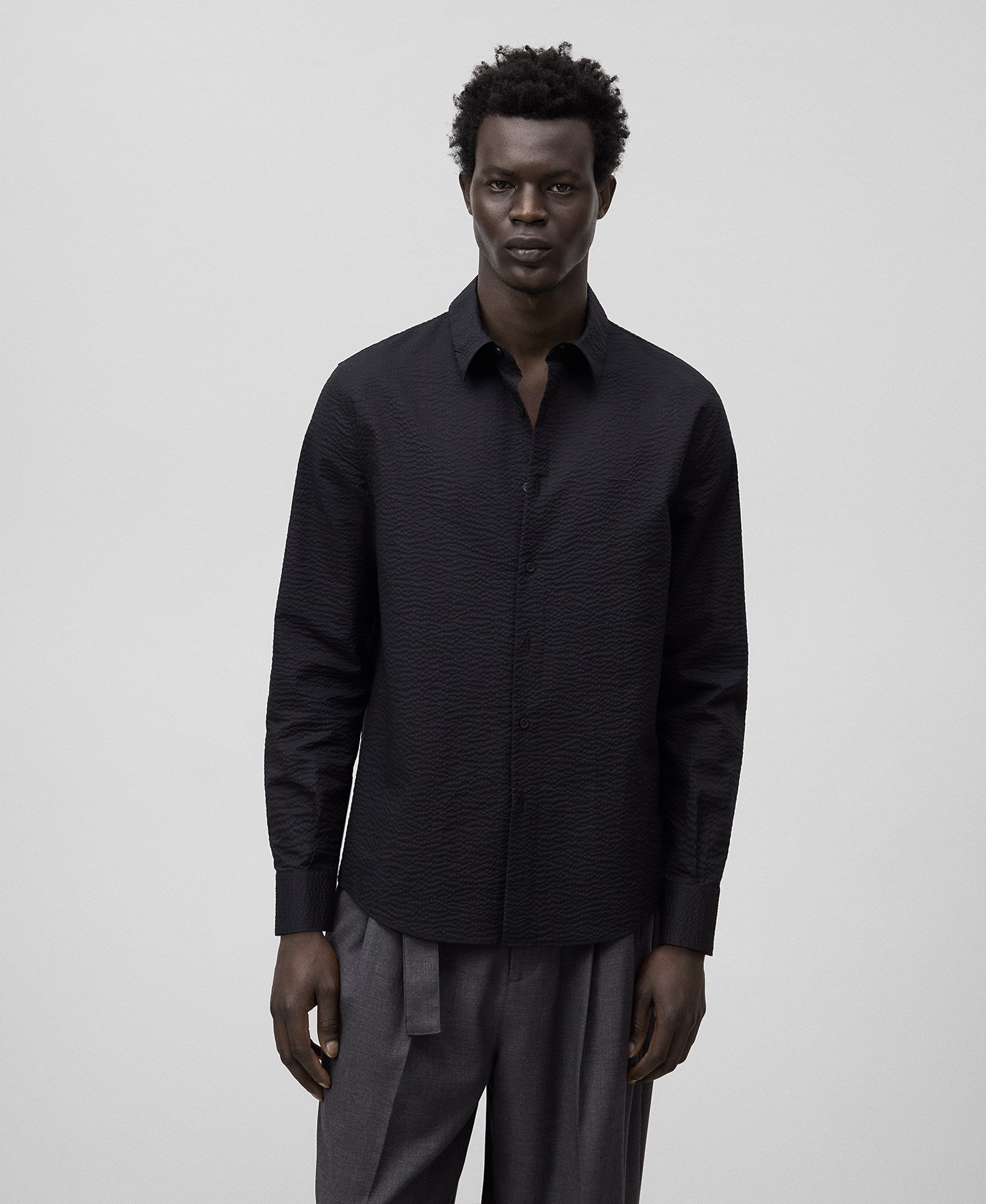 Camisa negra seersucker algodón hombre image number 0