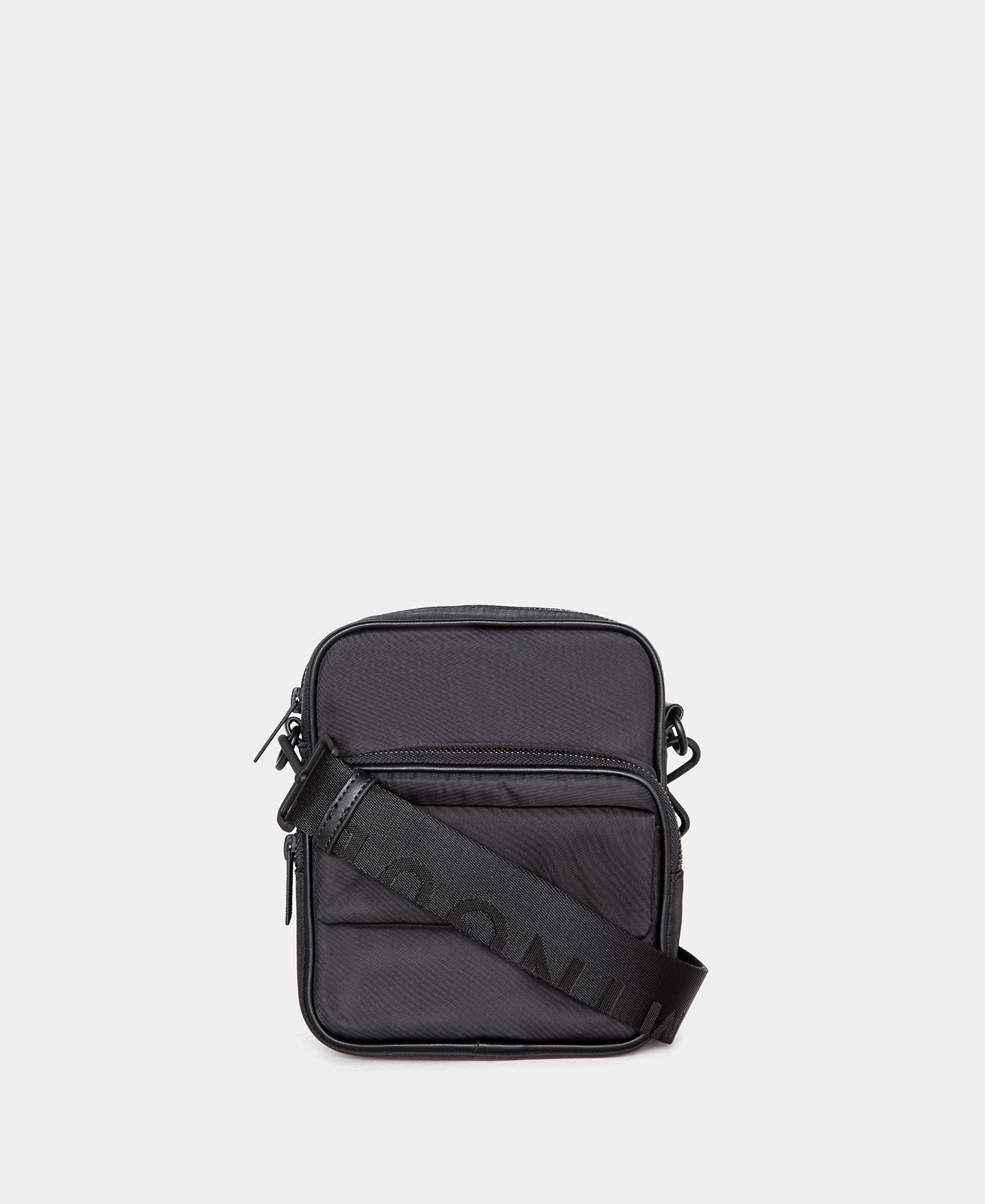 Bolso pequeño negro en nailon image number 0