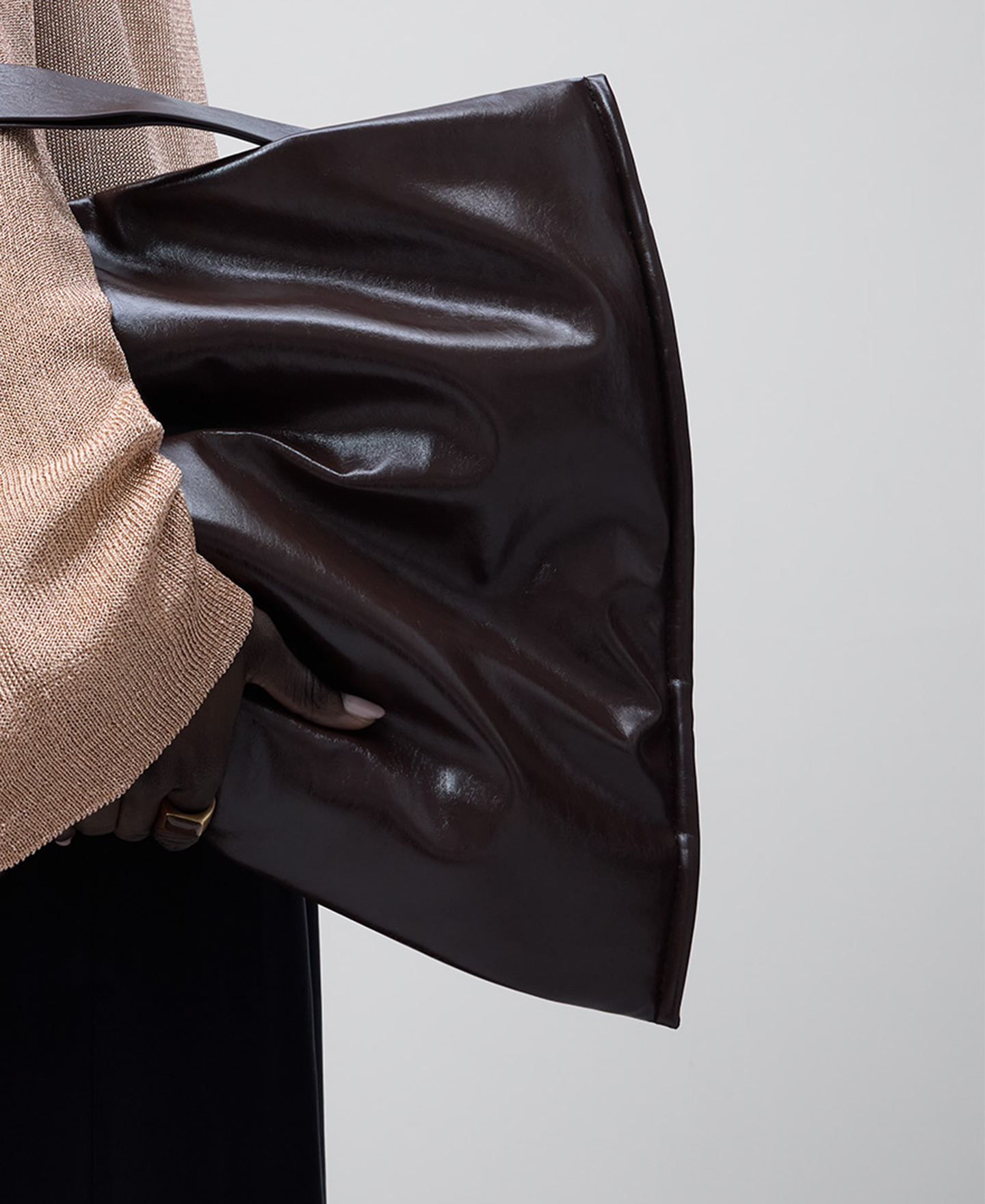 Leather-Non-Leather maxi shopper woman image number 5