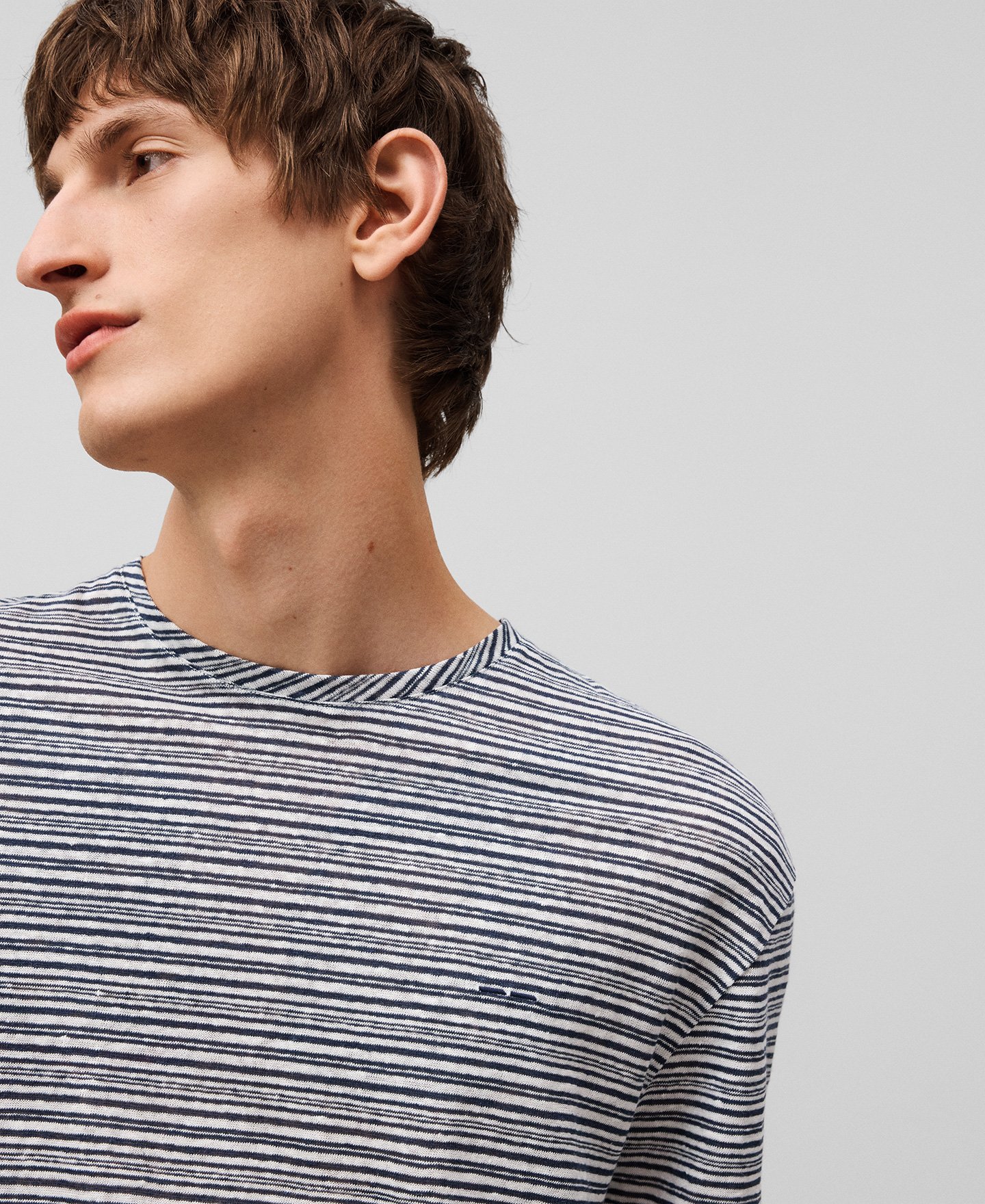 European linen structured T-shirt man image number 3