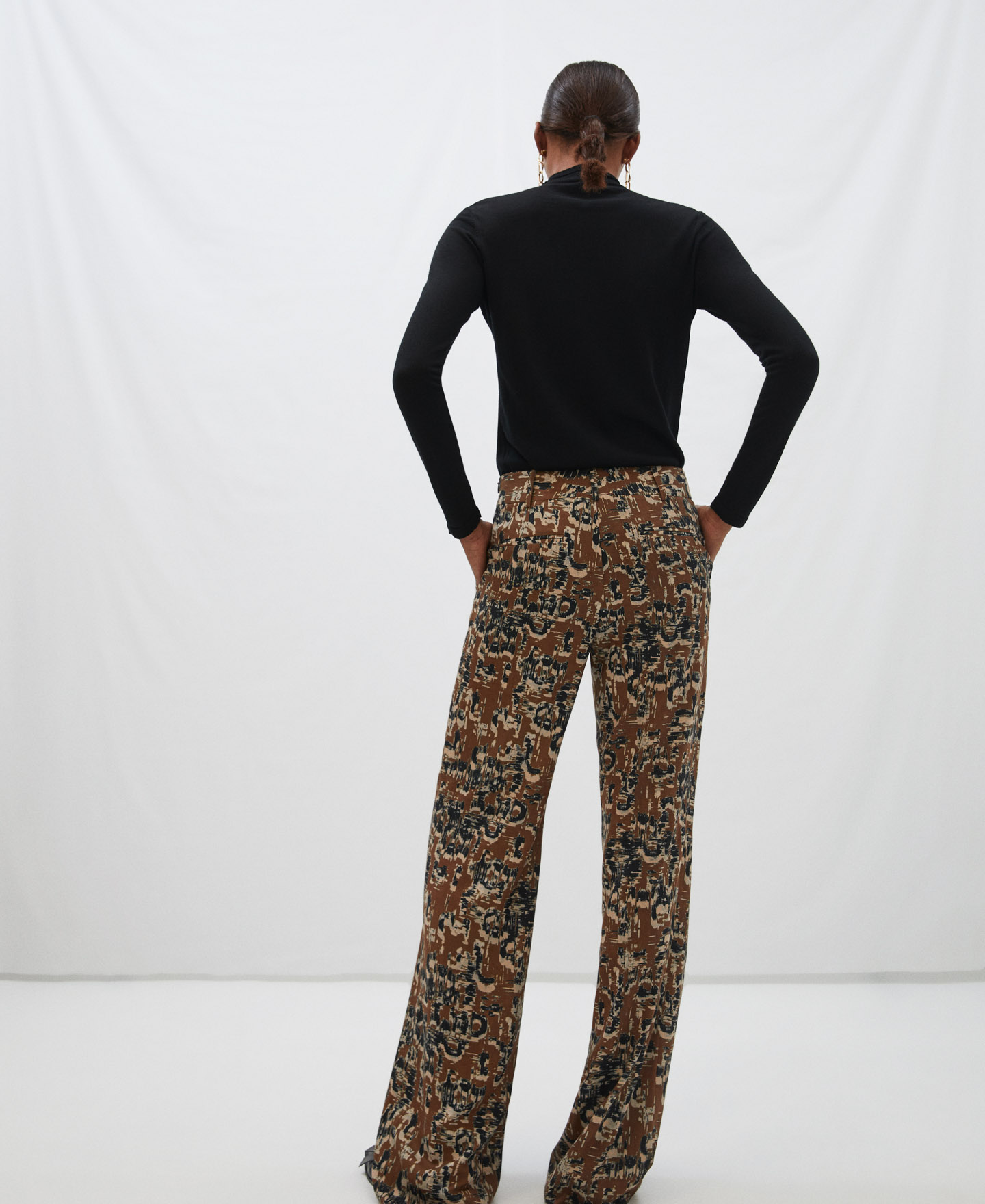 Pantalón recto estampado image number 2