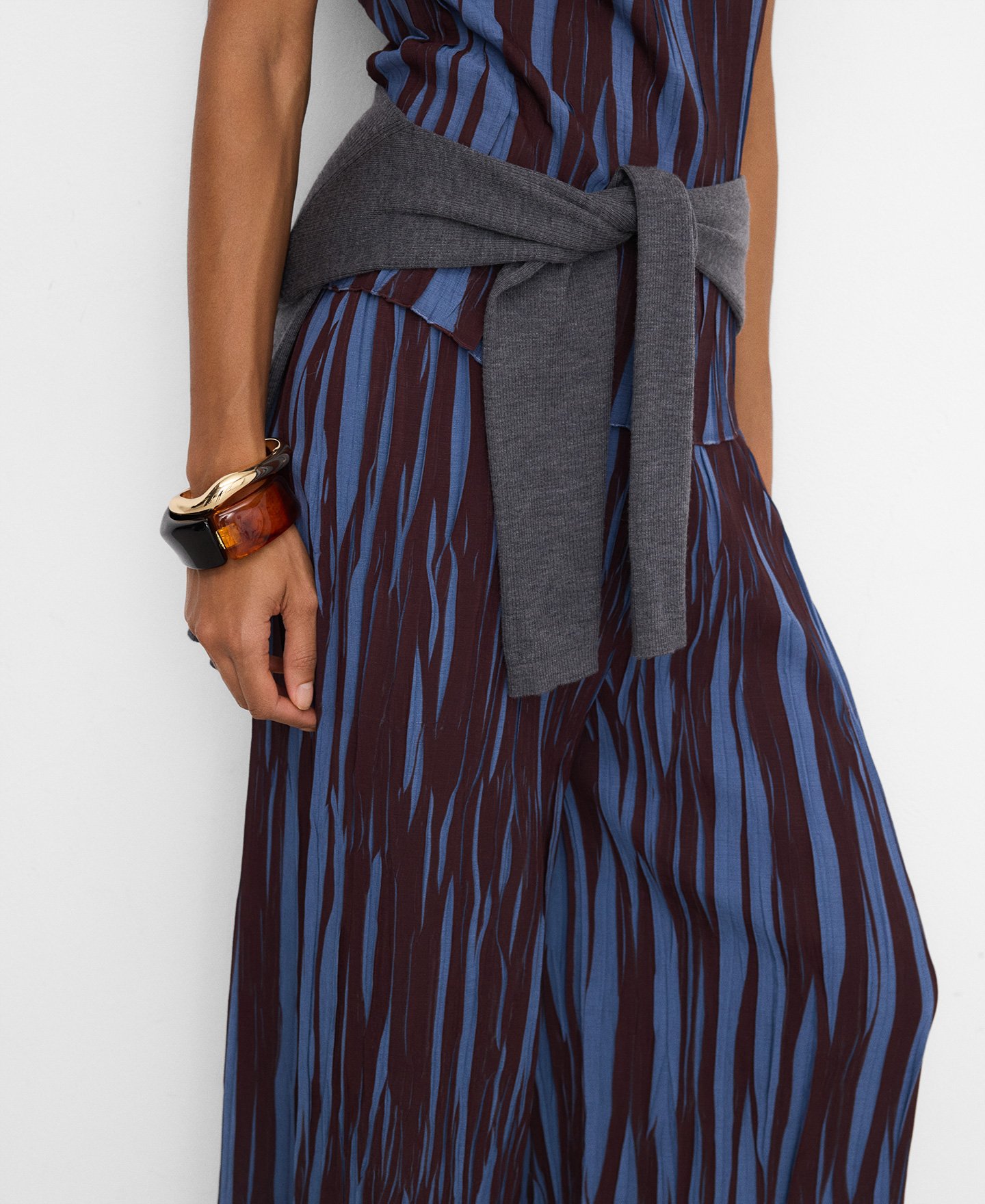 Two-tone irregular pleated trousers image number 3