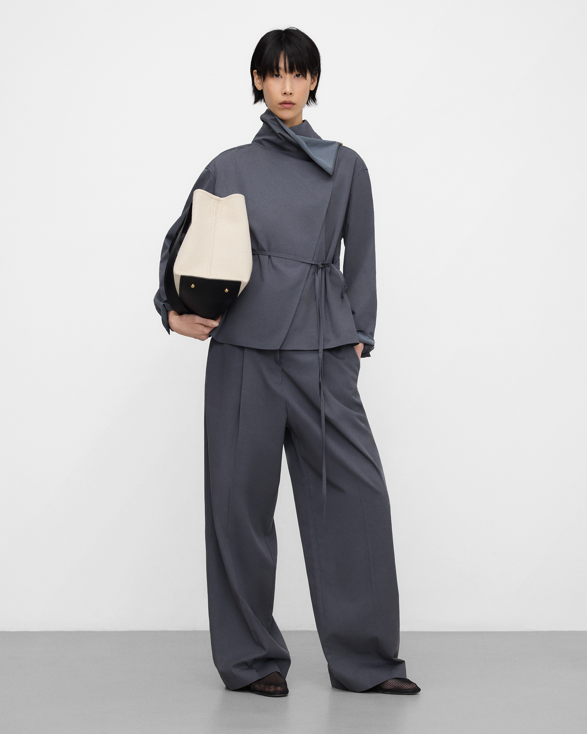 Pantal&oacute;n recto pinzas image number 1