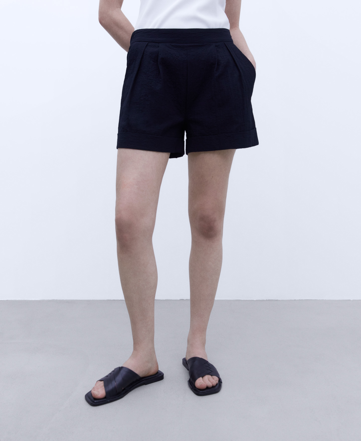 Bermuda short hem image number 0