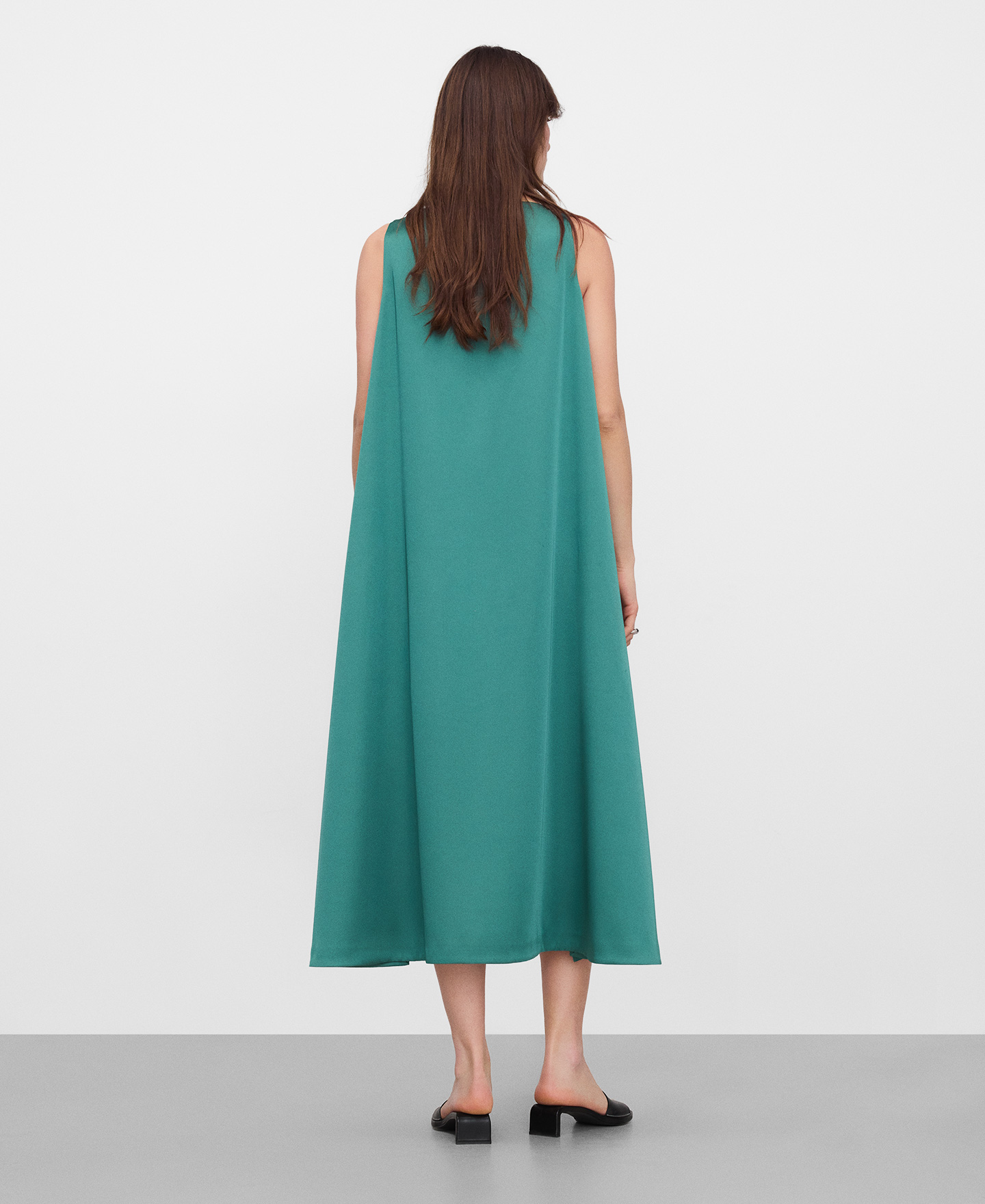 Vestido evas&eacute; satinado capa en espalda image number 2