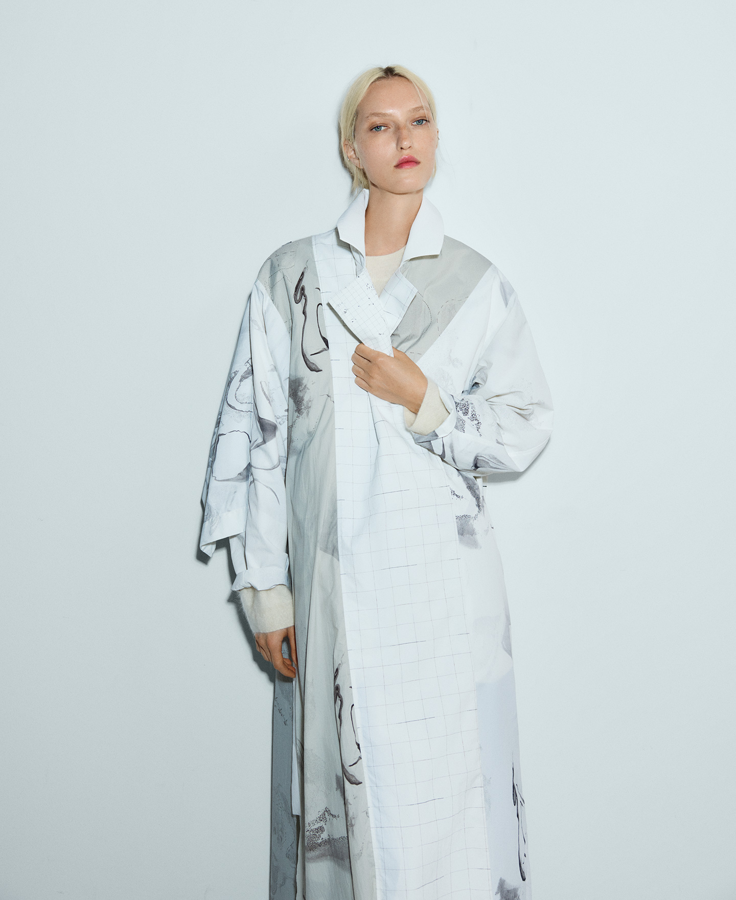 Gabardina oversize estampada mujer image number 3