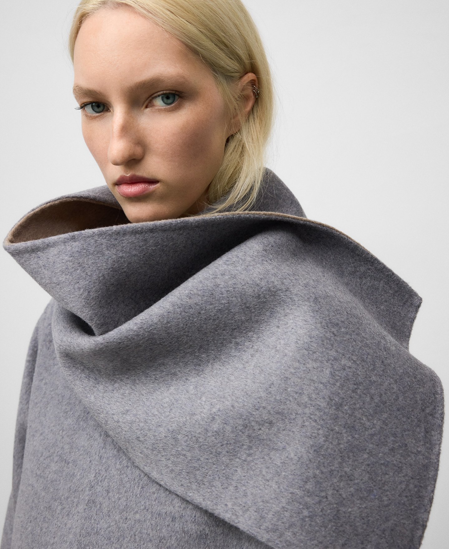 Double-faced coat with scarf woman image number 3