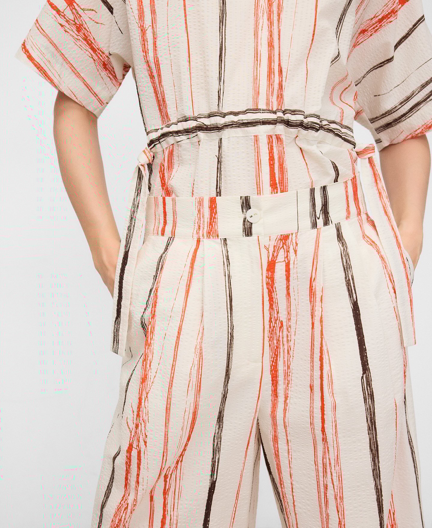 Pantal&oacute;n rayas irregulares seersucker image number 3