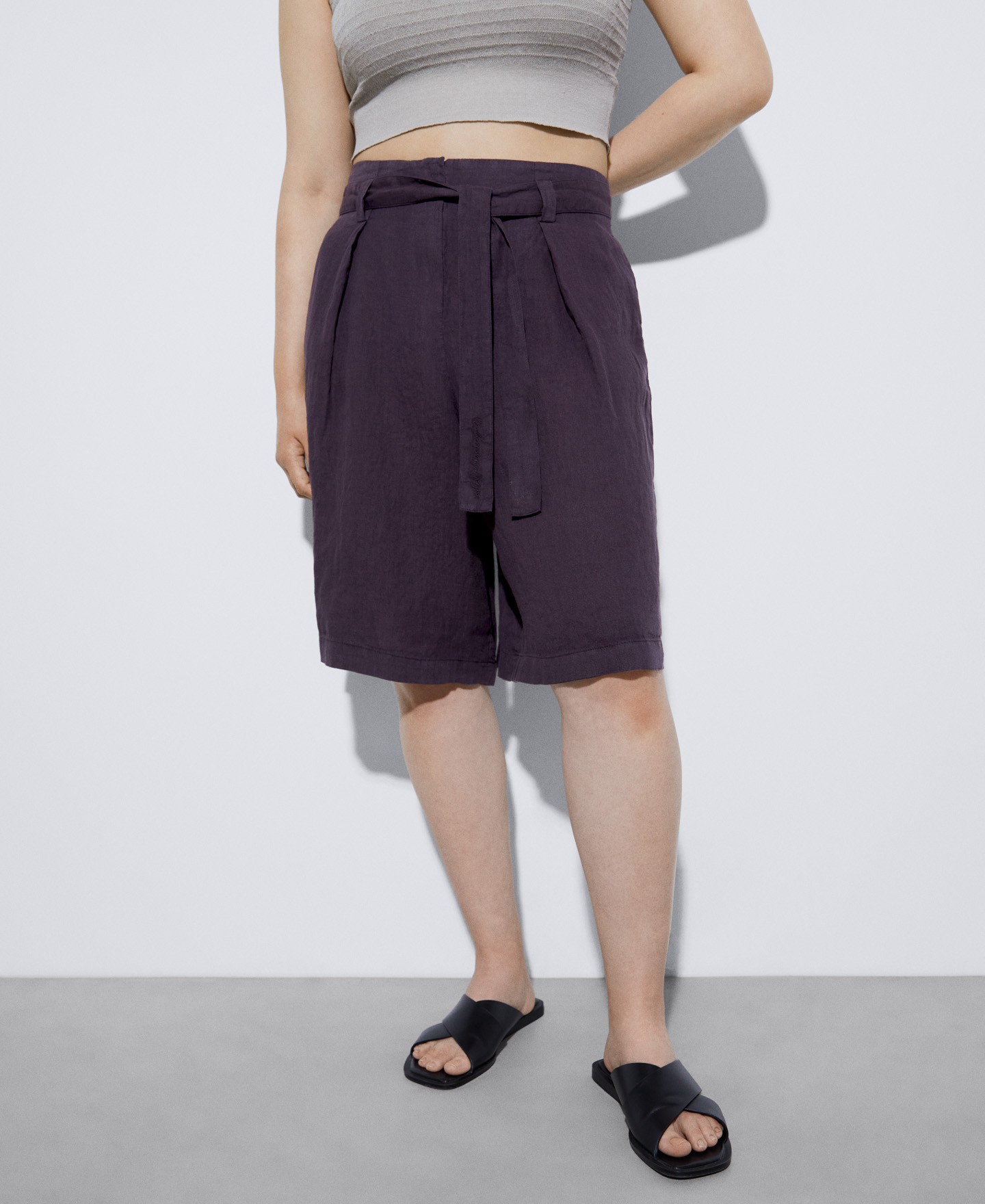 Knee-length linen Bermuda shorts image number 0