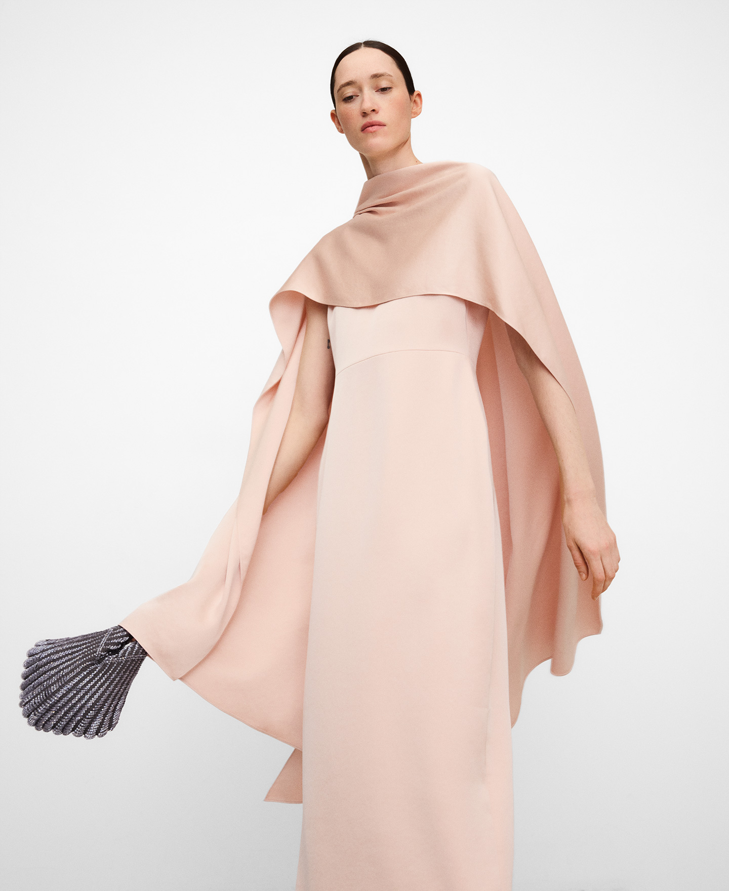 Vestido largo satinado con chal drapeado image number 0