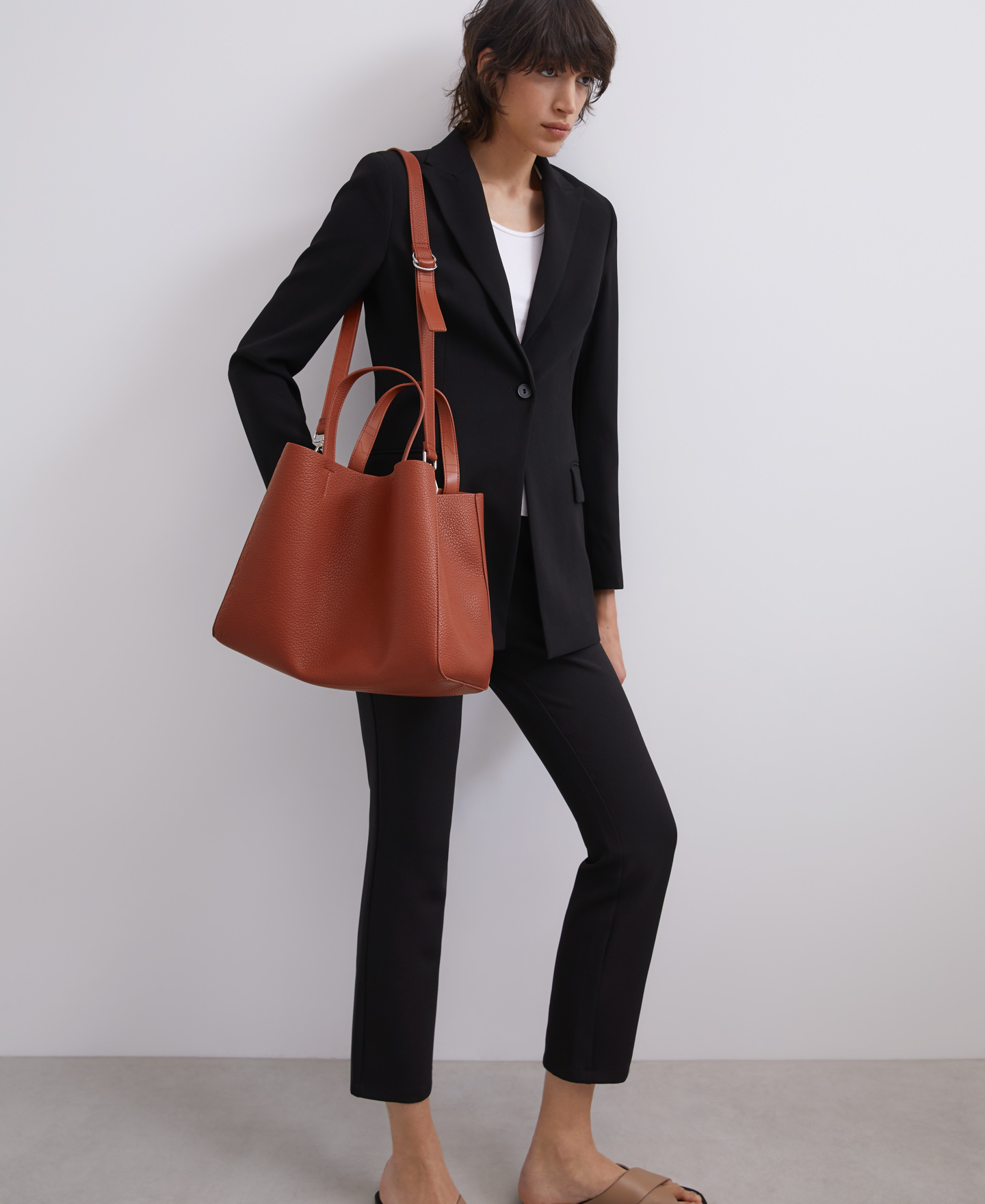 City bag en materia graneada image number 3