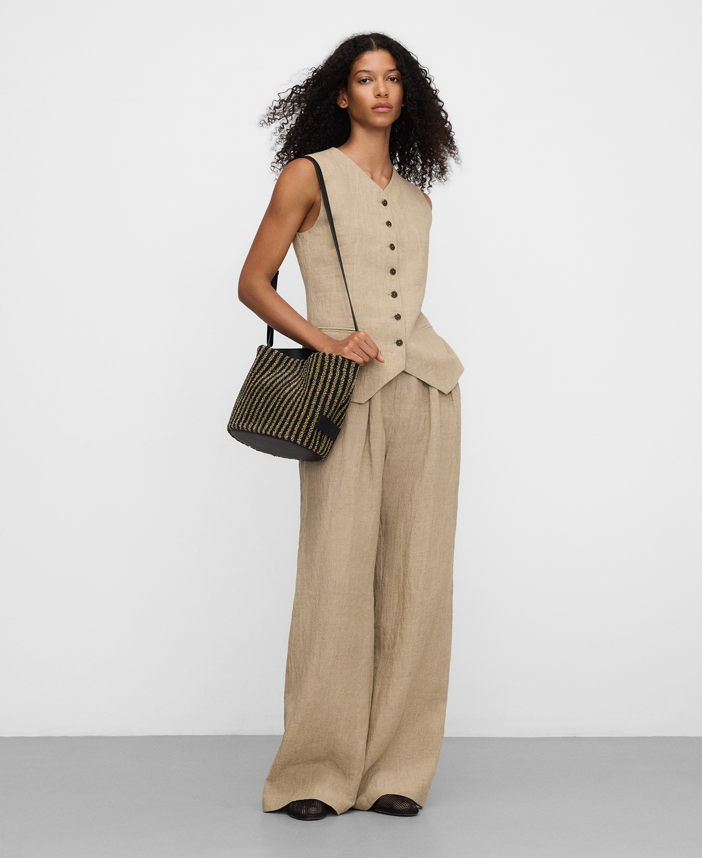 Bolso mediano textura rafia rayas image number 4