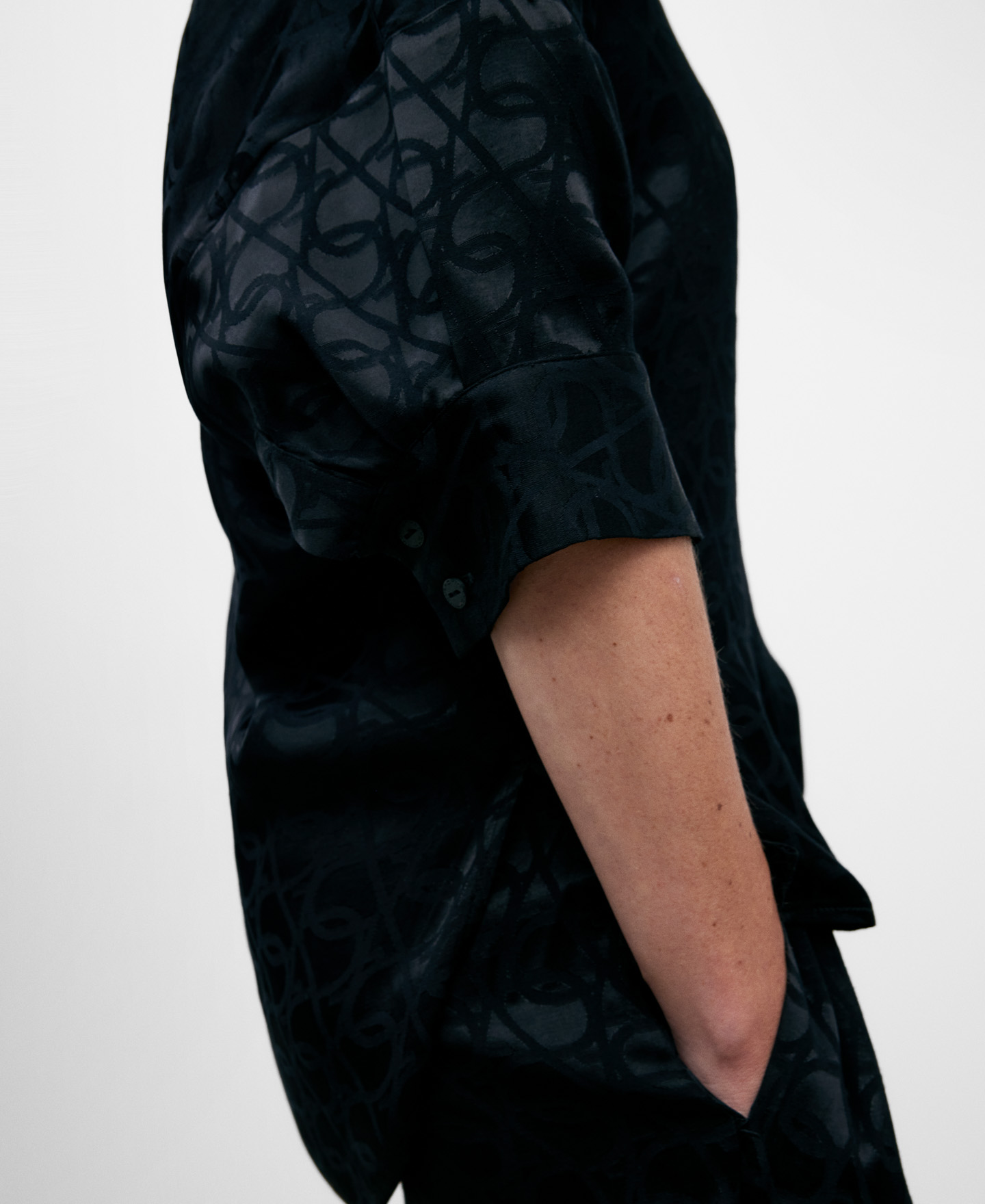 Chemise noire à imprimé monogramme image number 3