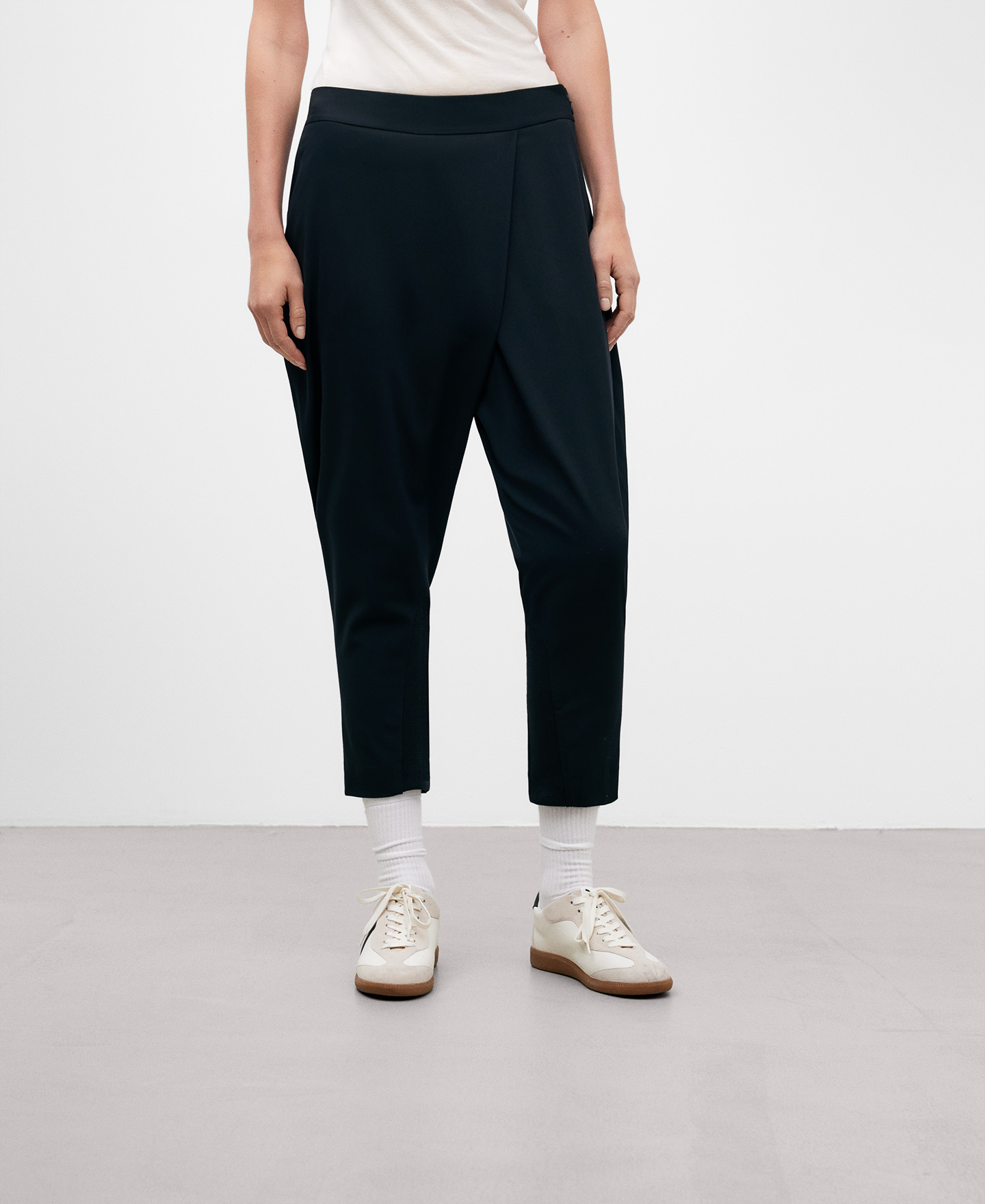 Black front pleat trousers for women image number 0