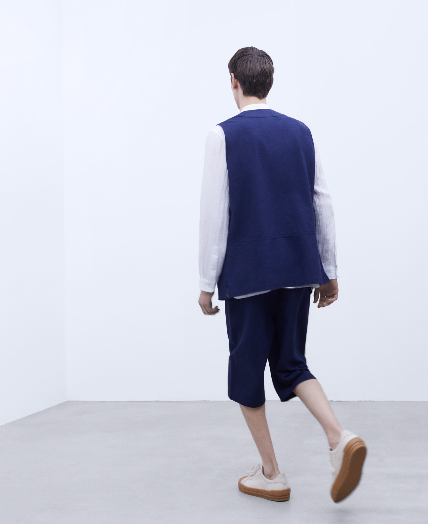 European linen and cotton waistcoat image number 2