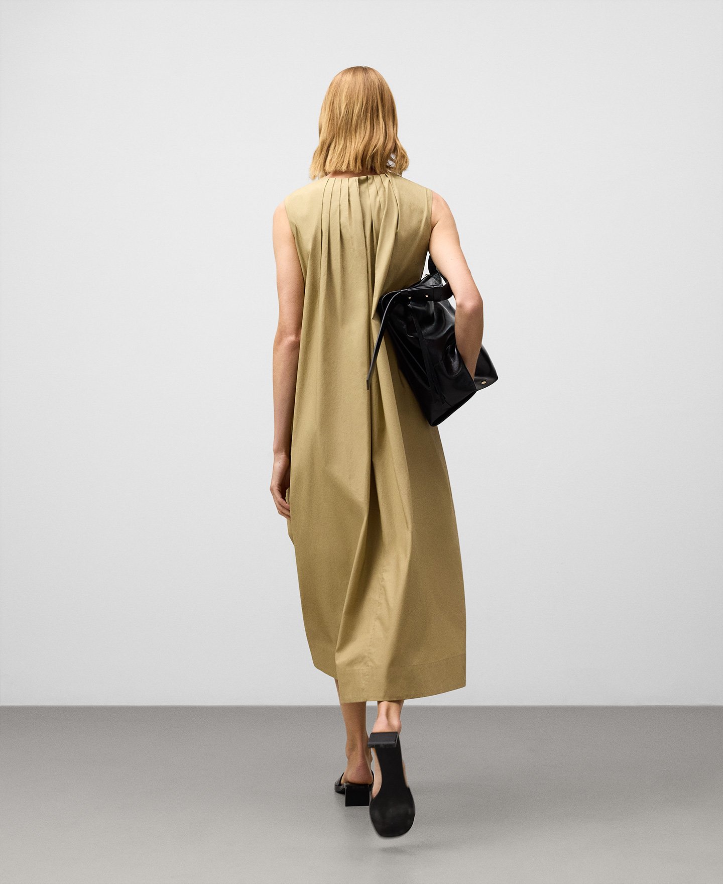 Pleated dress with chain detail woman image number 2