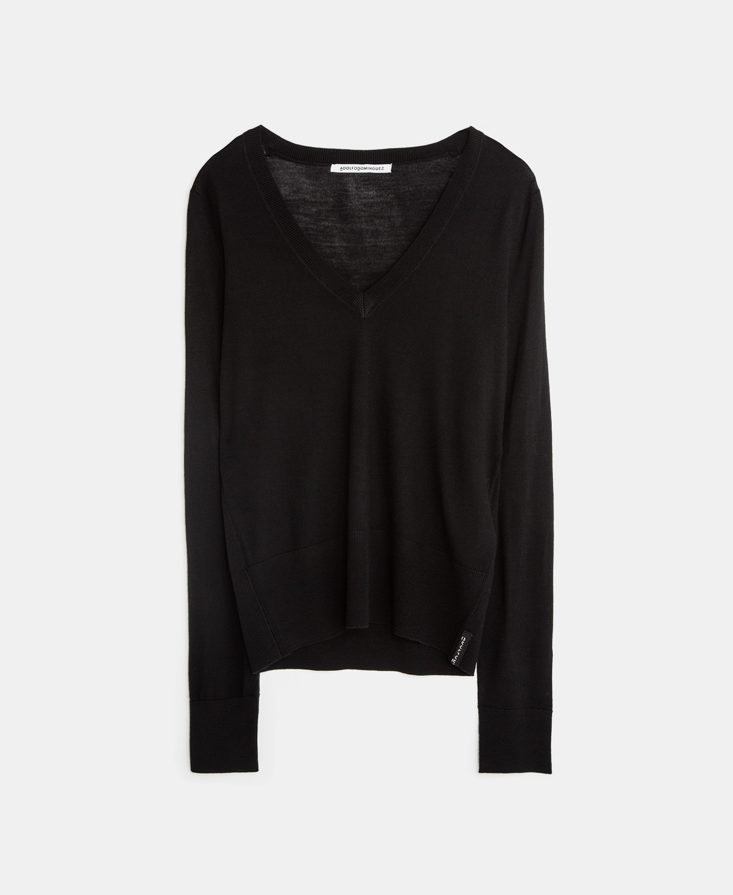 Jersey escote pico en lana merino image number 4