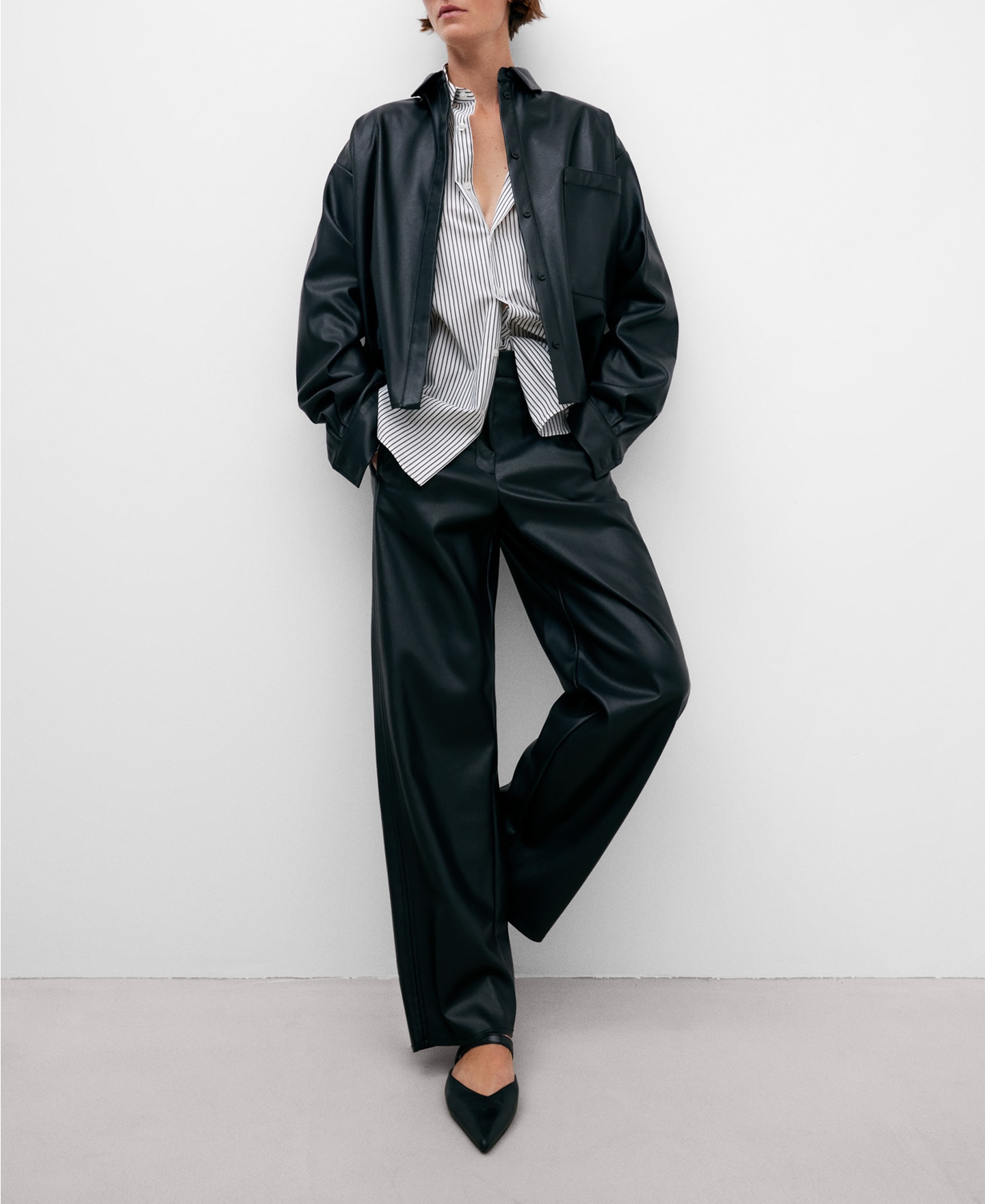 シンセティックレザーのストレートパンツ image number 1